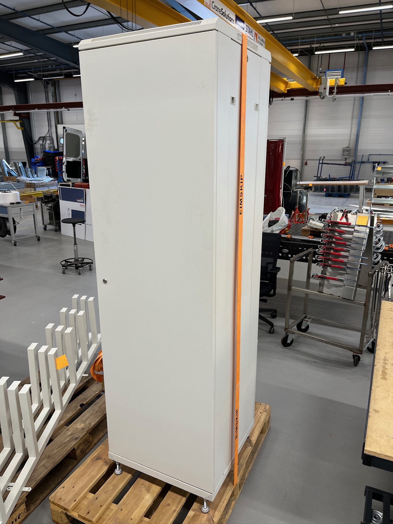 SELT / SOLD - Tölvuskápur / serverskápur, H207 x B60 x D60 sm. 4