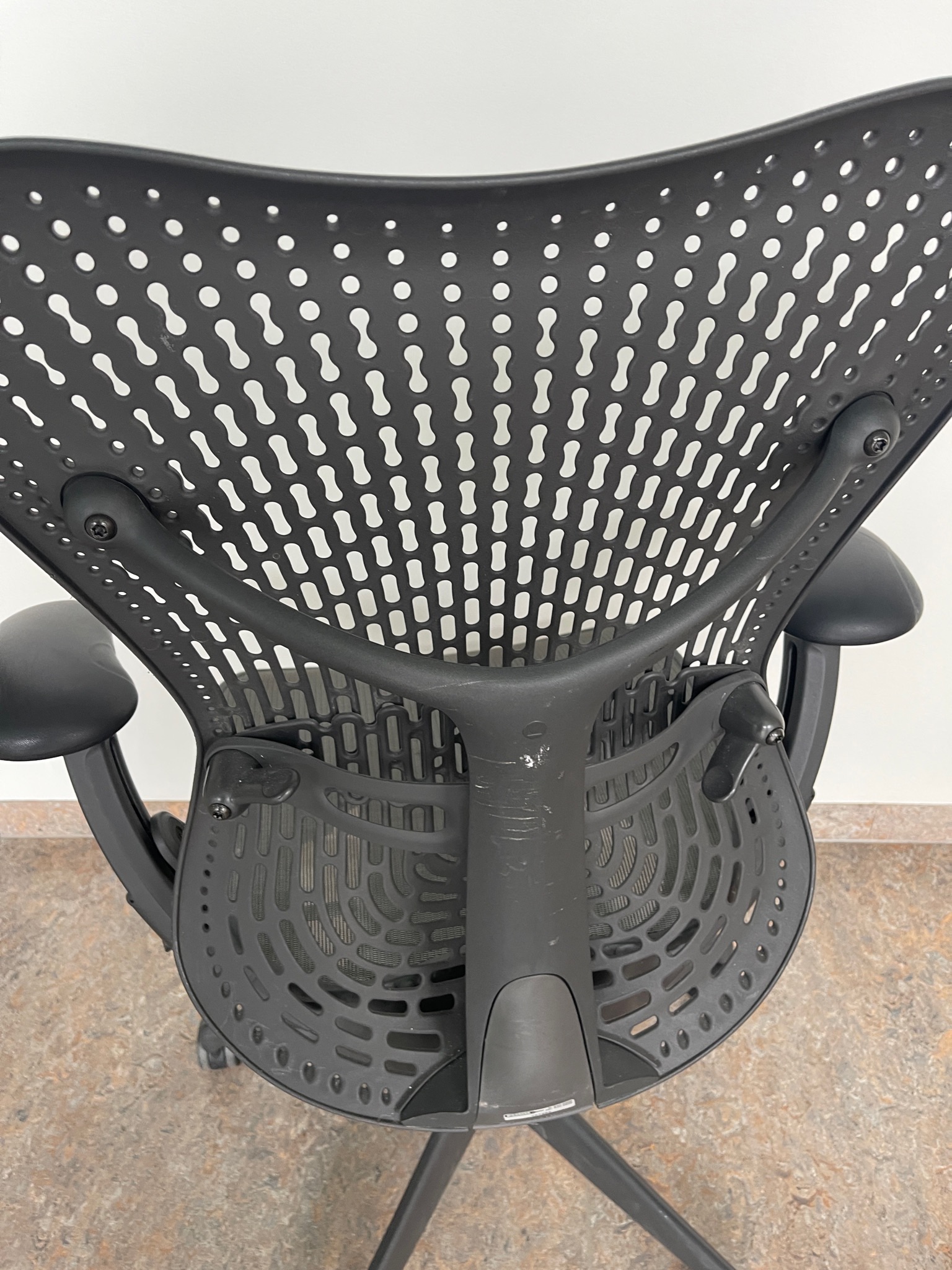 SELT / SOLD Herman Miller (Mirra) 4