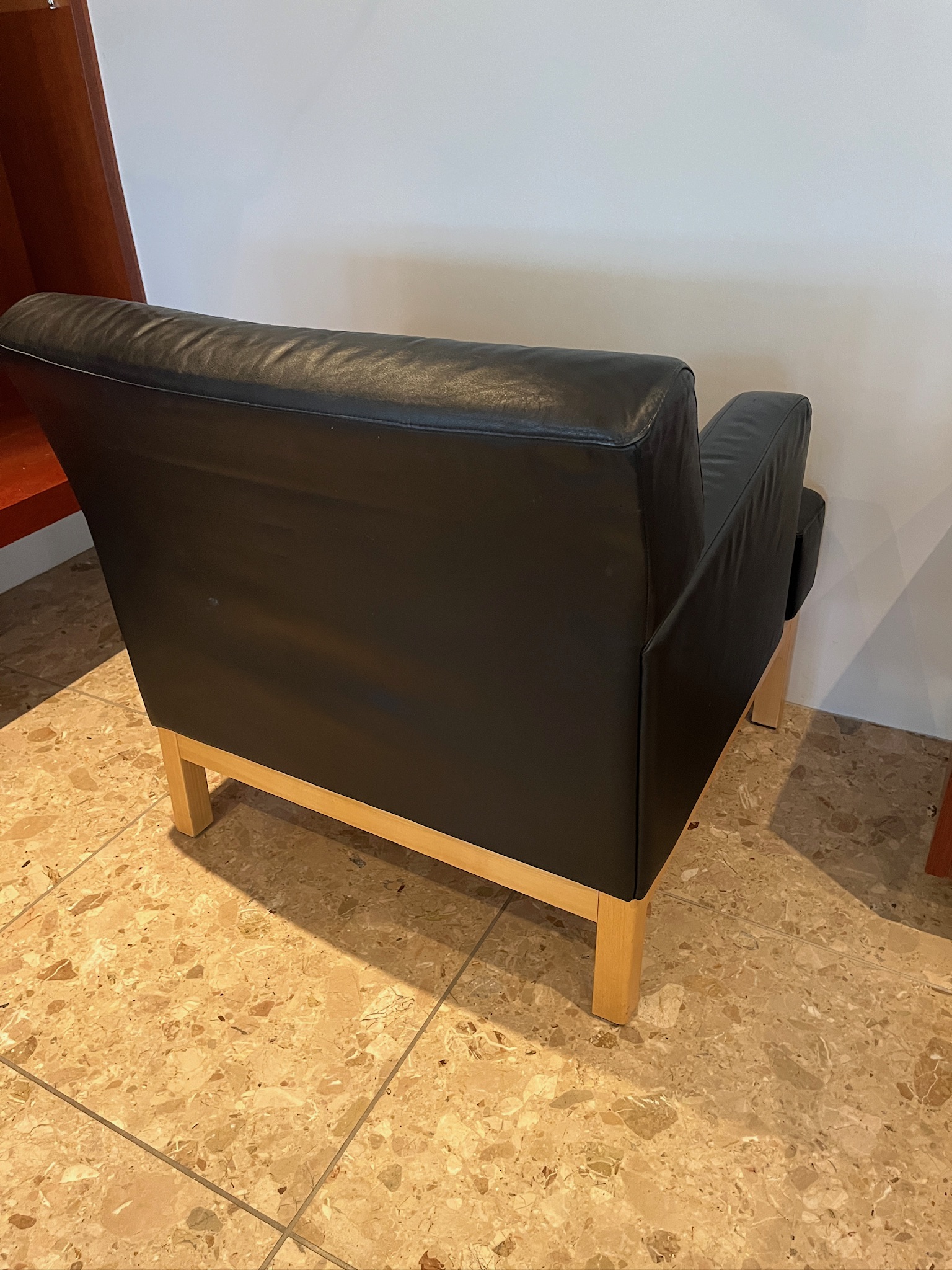 SELT / SOLD Sænskur Kinnarps leðurarmstóll 3