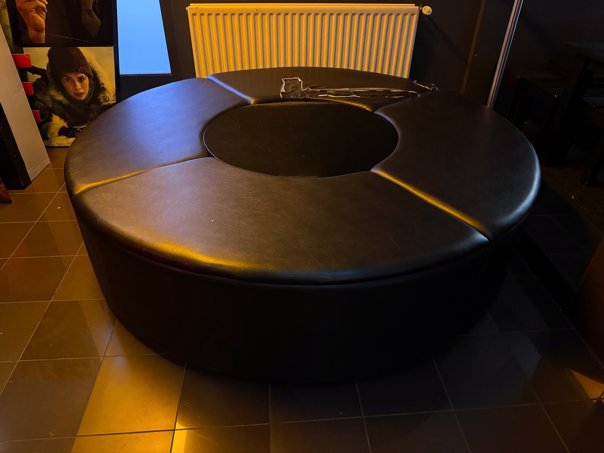 SELT / SOLD Hringlaga pleðurbekkur - Sambíóin Álfabakka 2