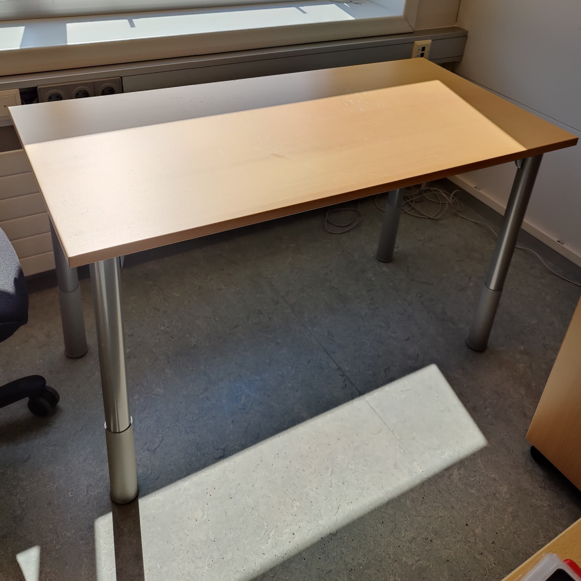 SELT / SOLD Kinnarps skrifborð frá Pennanum - Ísafjörður