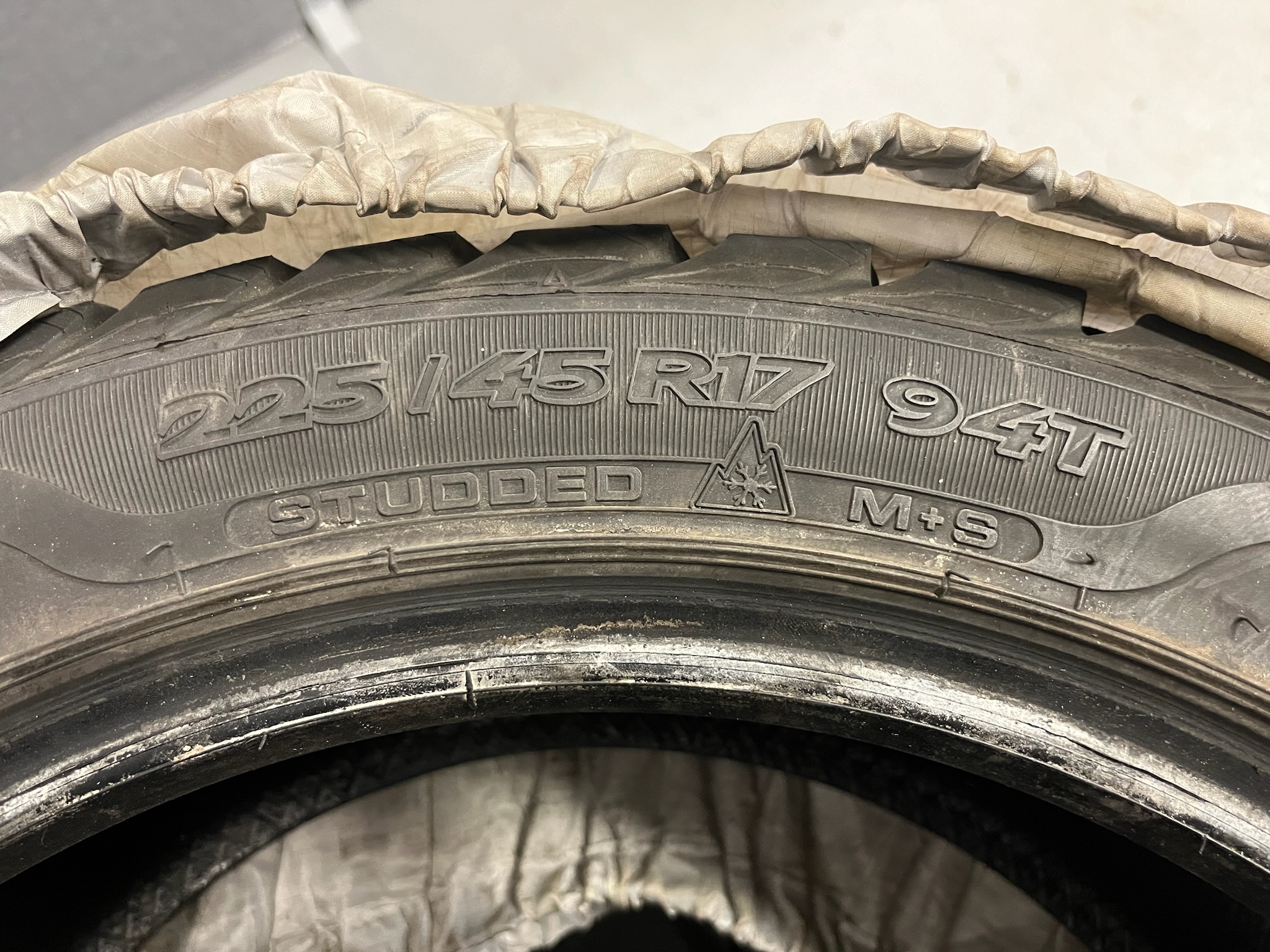 SELT / SOLD Eskimo Stud nagladekk 225/45 R17 94T 5