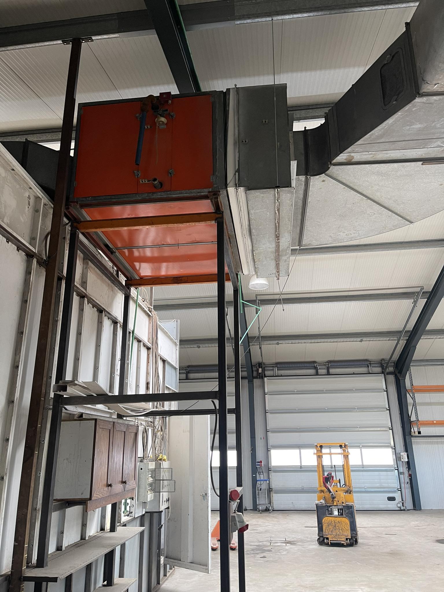 SELT / SOLD - Sprautuklefi - 9 x 6 metrar - gefins 12