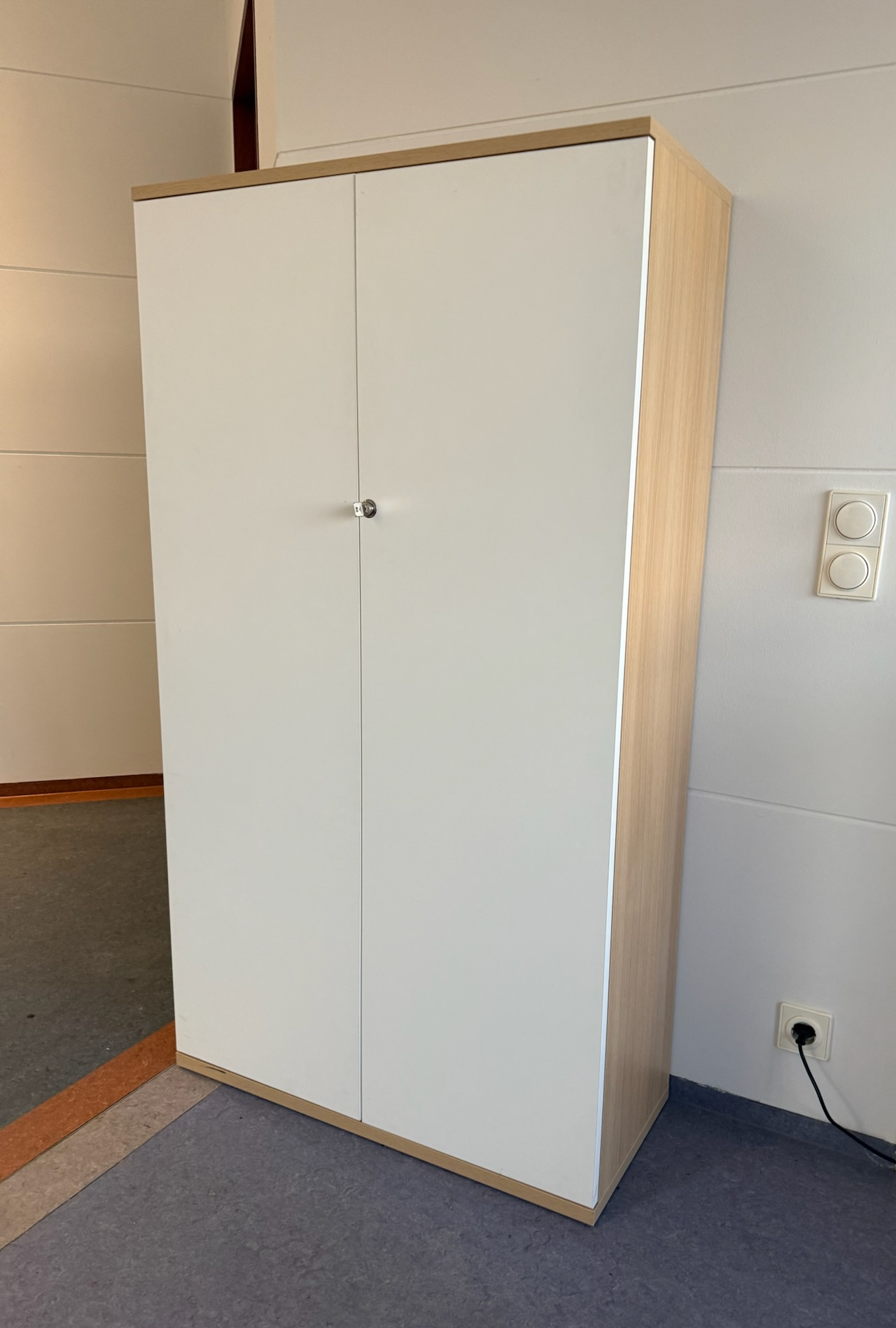 SELT / SOLD Eikar skápur, H143xB80xD35sm.