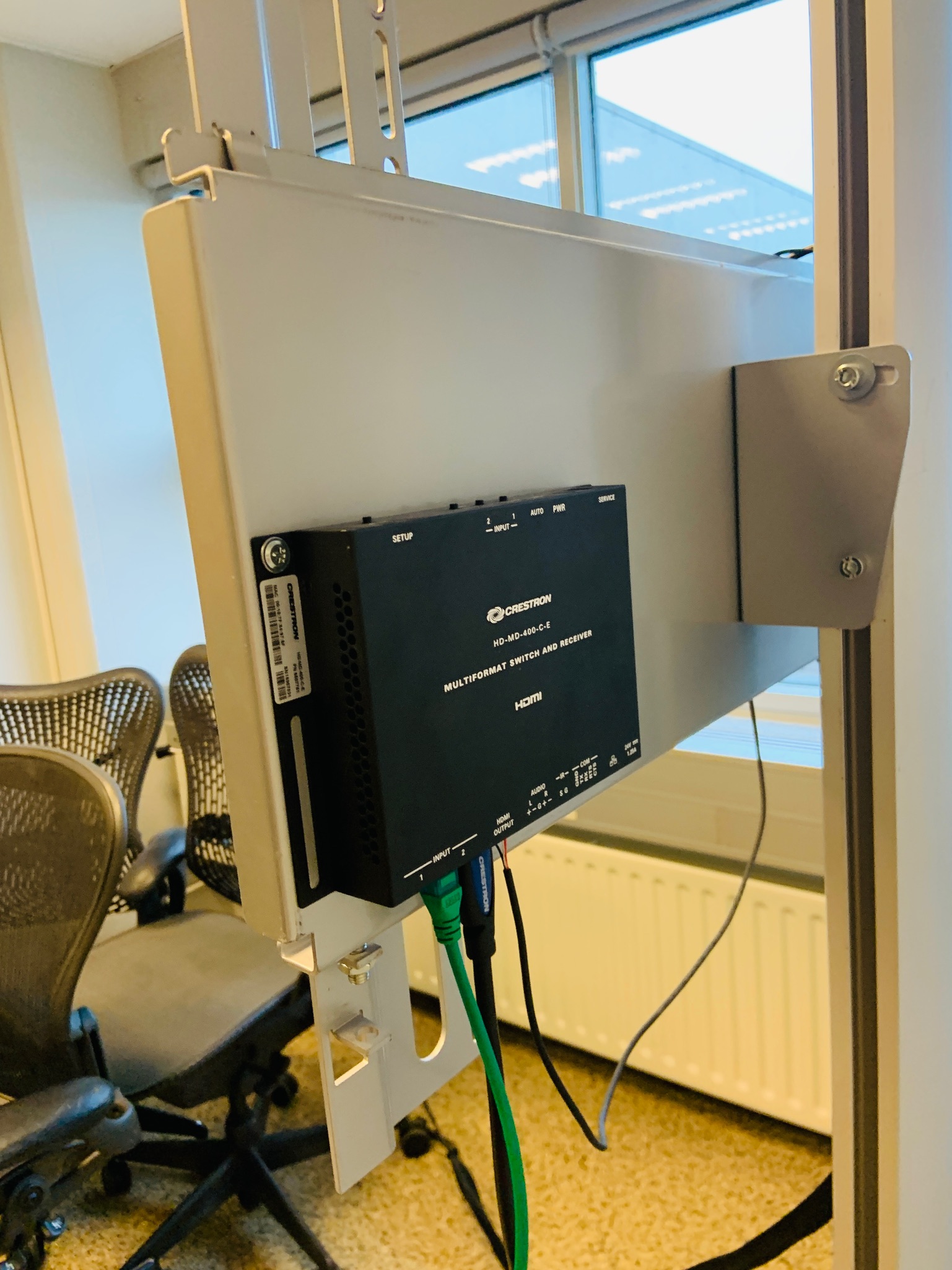 Selt-Sjónvarpsstandur á hjólum ásamt Crestron switch and receiver 4