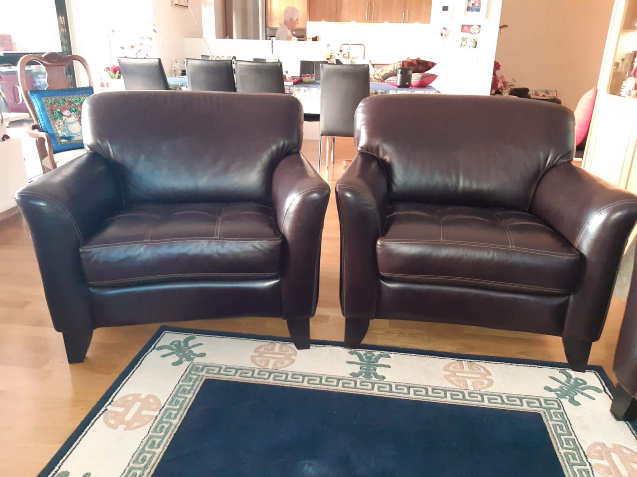 SELT / SOLD Leðursófi og leðurstólar og skemill 3