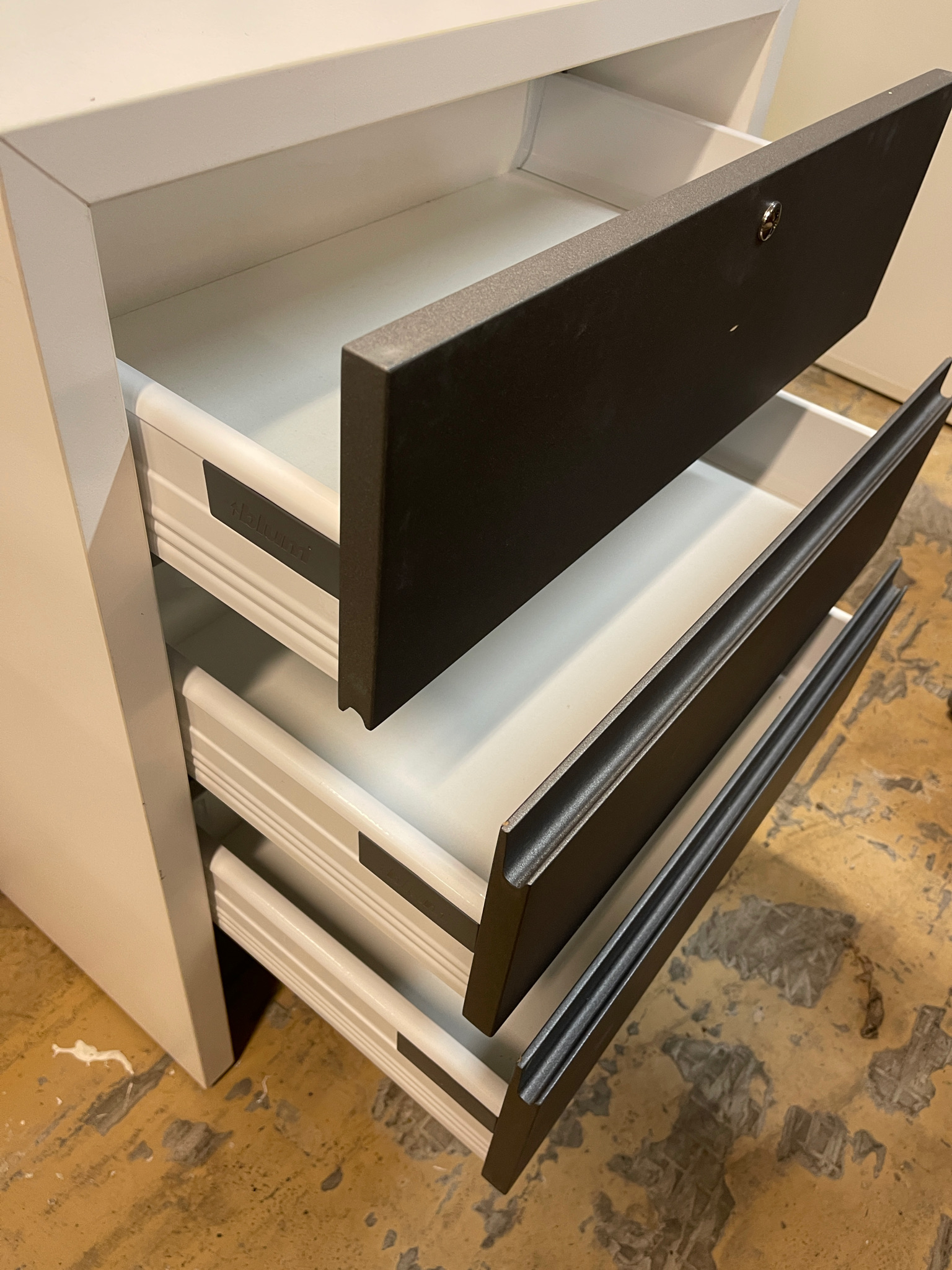 SELT / SOLD Blum skúffukálfur hvítur/grár 2