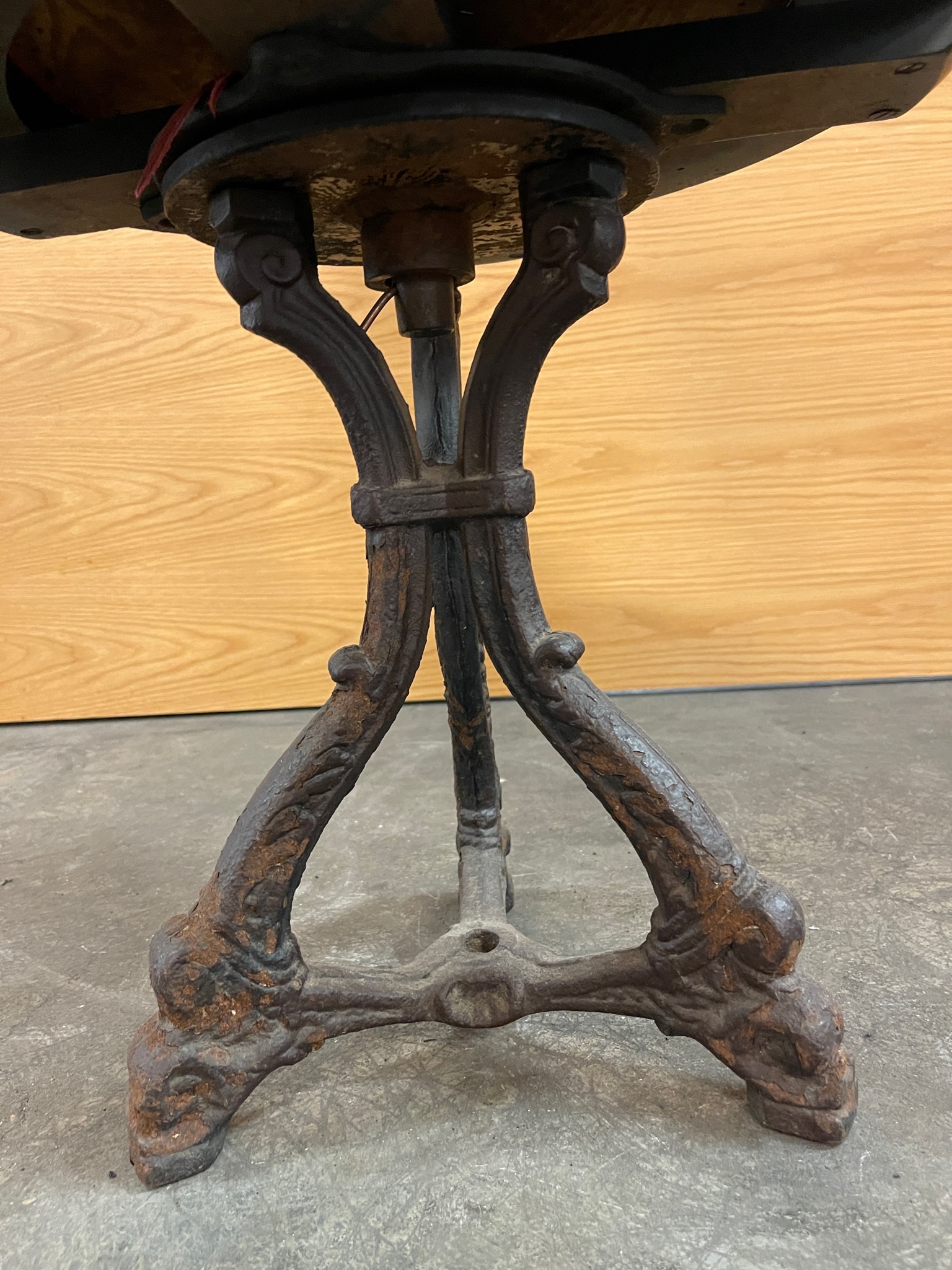 SELT / SOLD Gullfallegur snúningsstóll m. rauðri setu 2