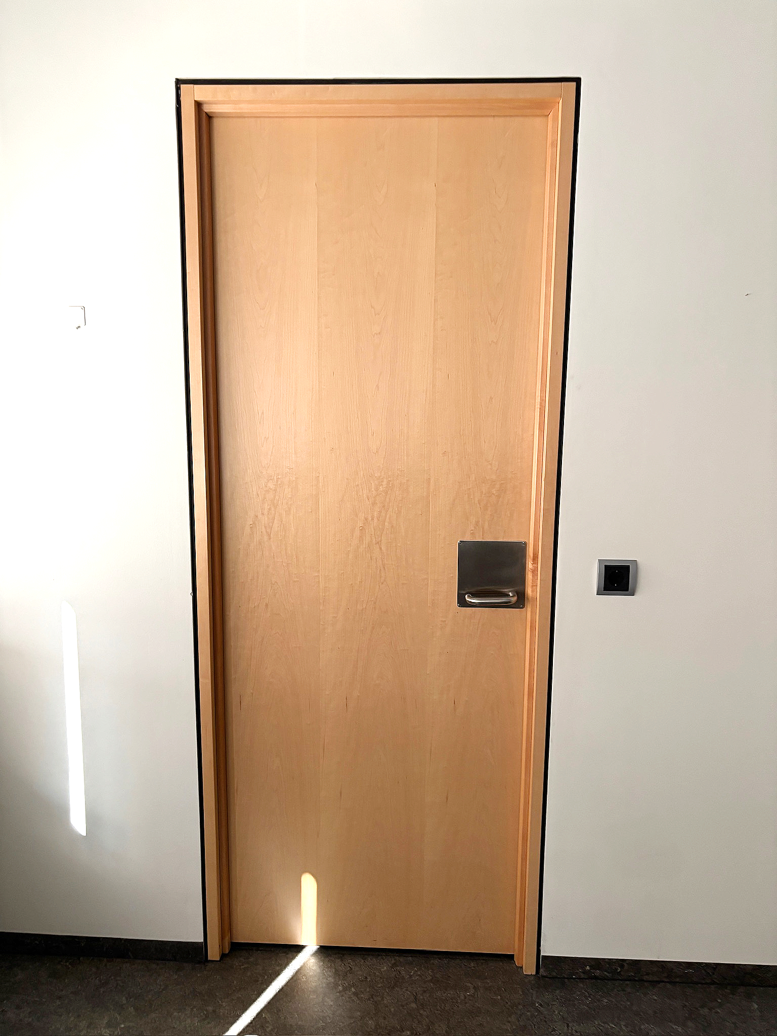 SELT / SOLD Eldvarin viðarhurð með fellilista, 30mín, H220xB90sm.