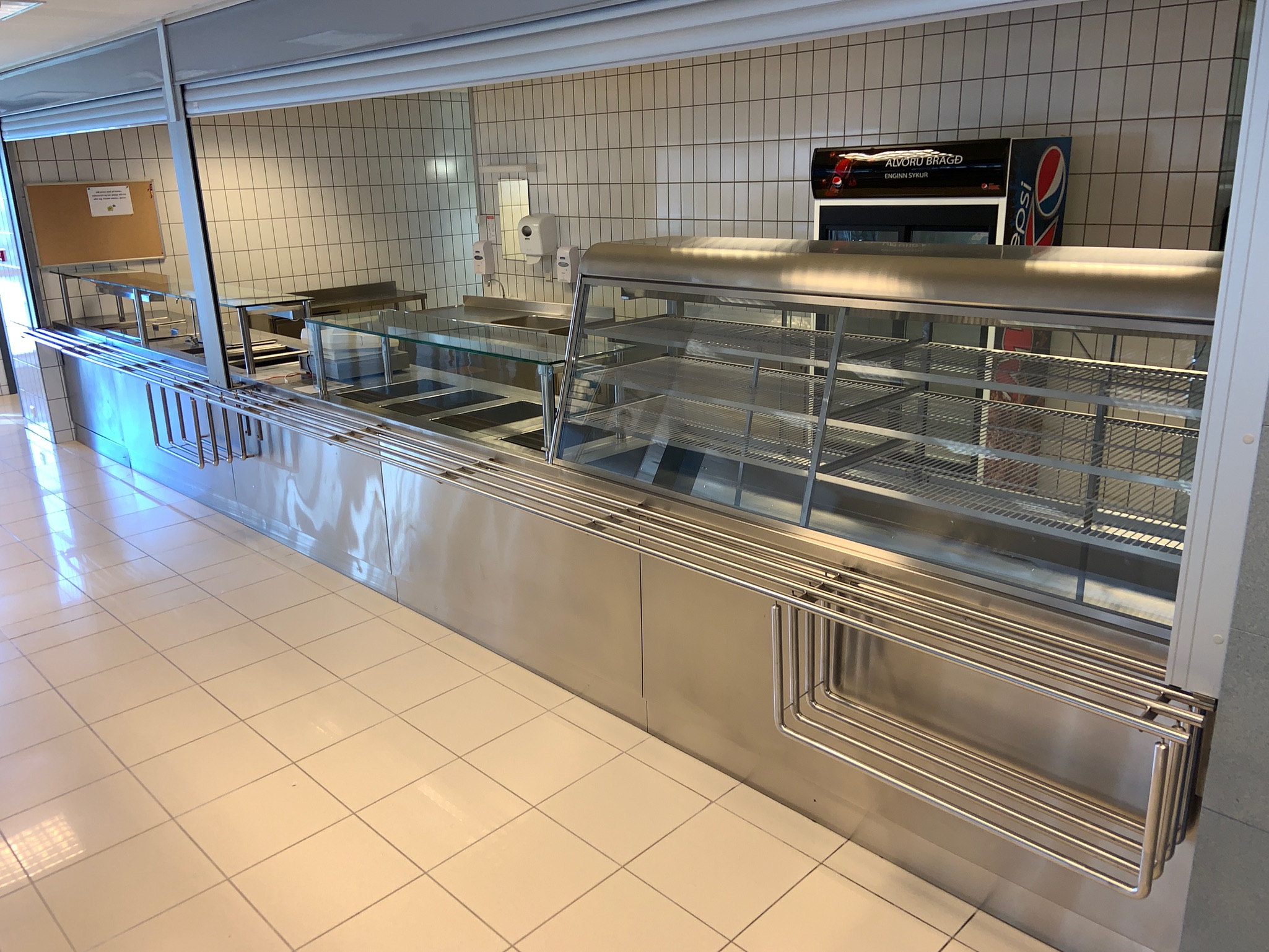 Selt/endurnýtt-Eldhúslína - mötuneytislína - Hita og kæliborð f- salatbar