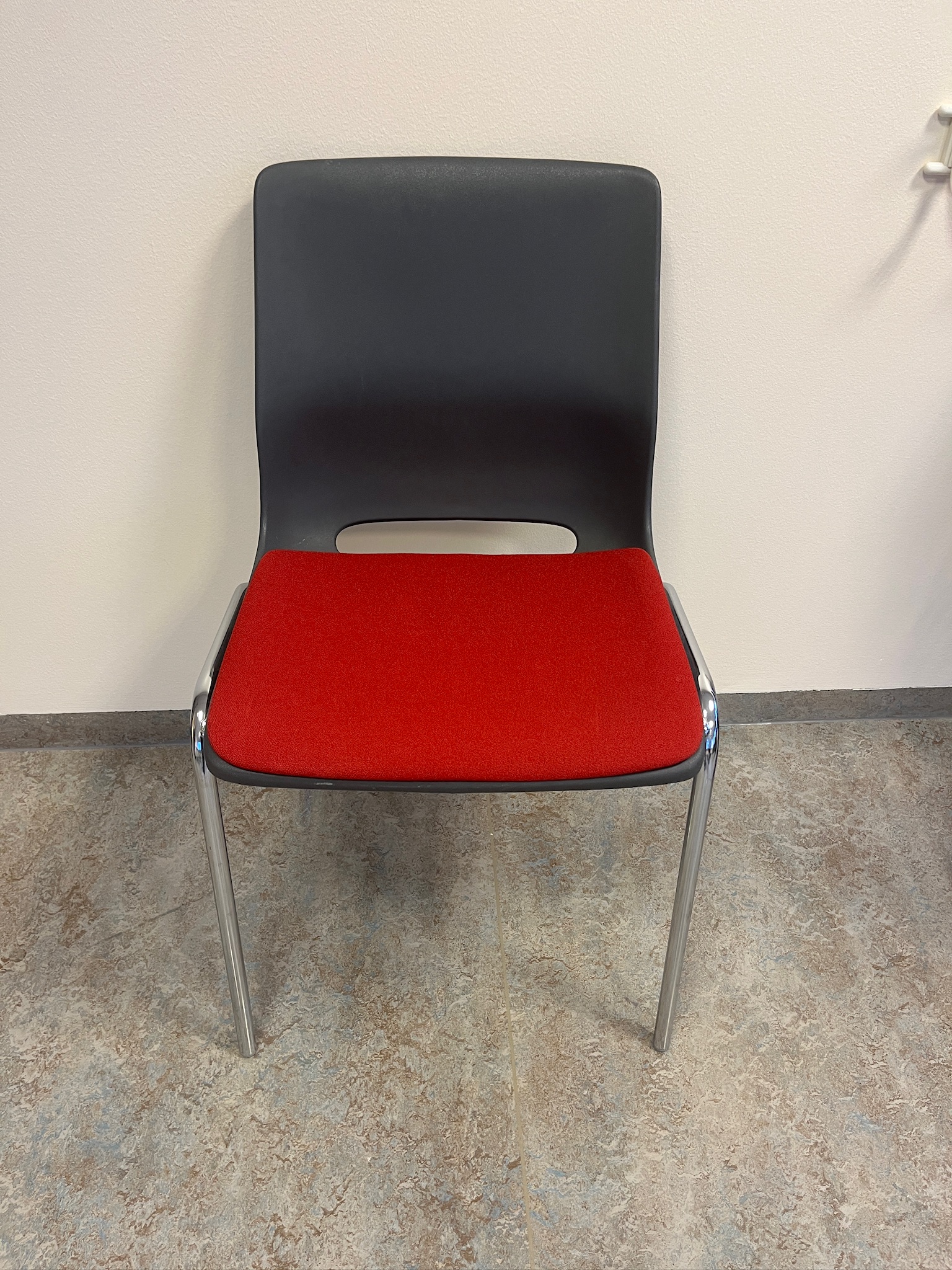 SELT / SOLD Sterkbyggðir fundarstólar með tausetu - staflanlegir 3