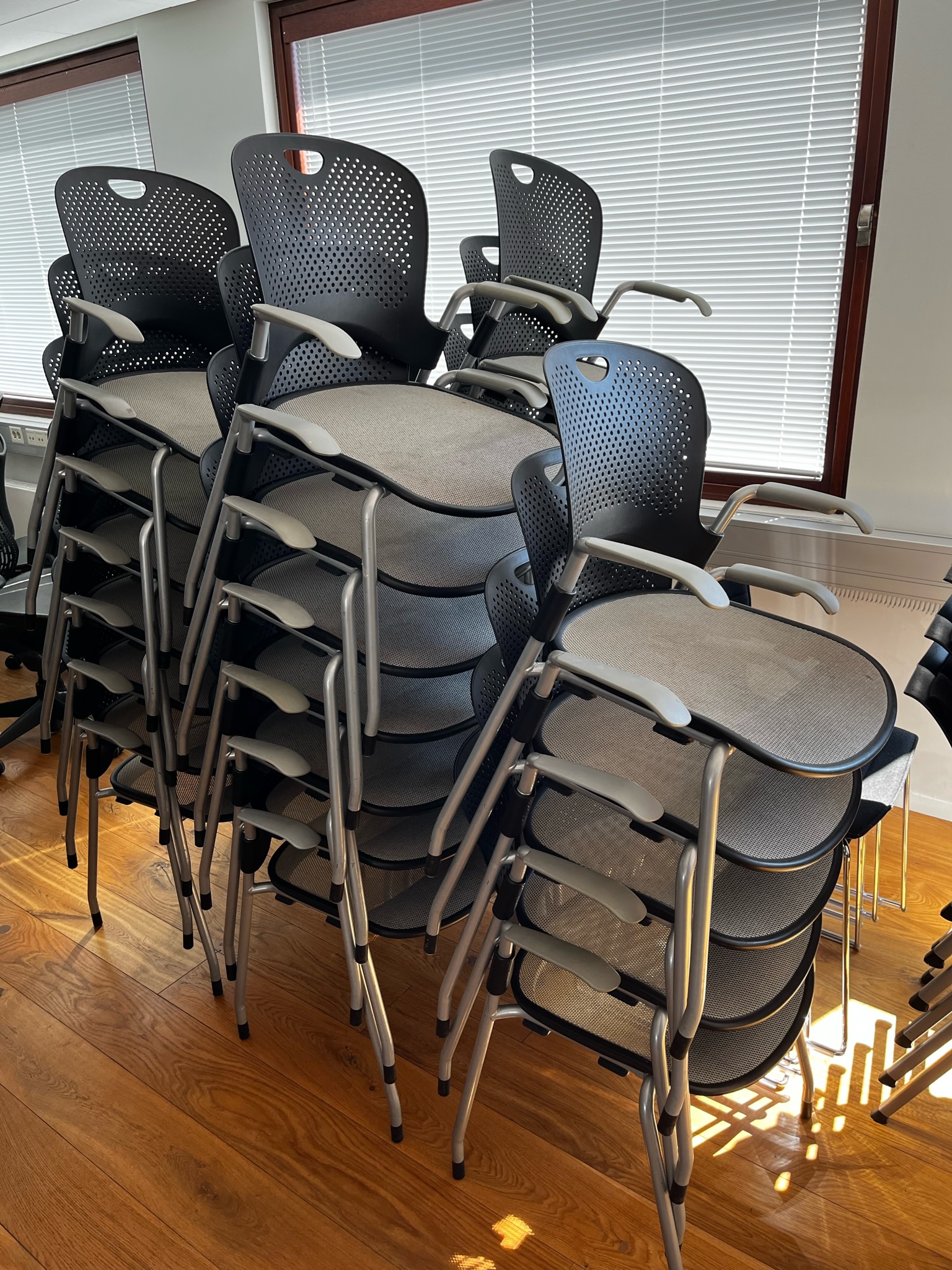 SELT / SOLD Herman Miller fundarstólar, staflanlegir 8