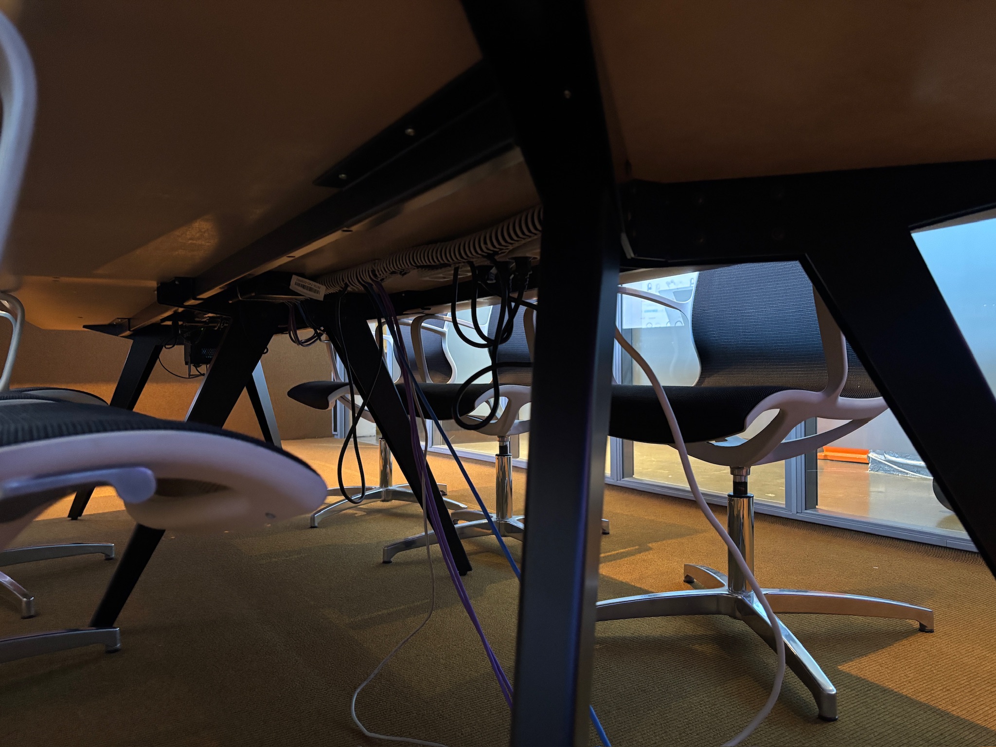SELT / SOLD Holmris 10 manna fundarborð með Crestron búnaði, L360xB120sm. 12