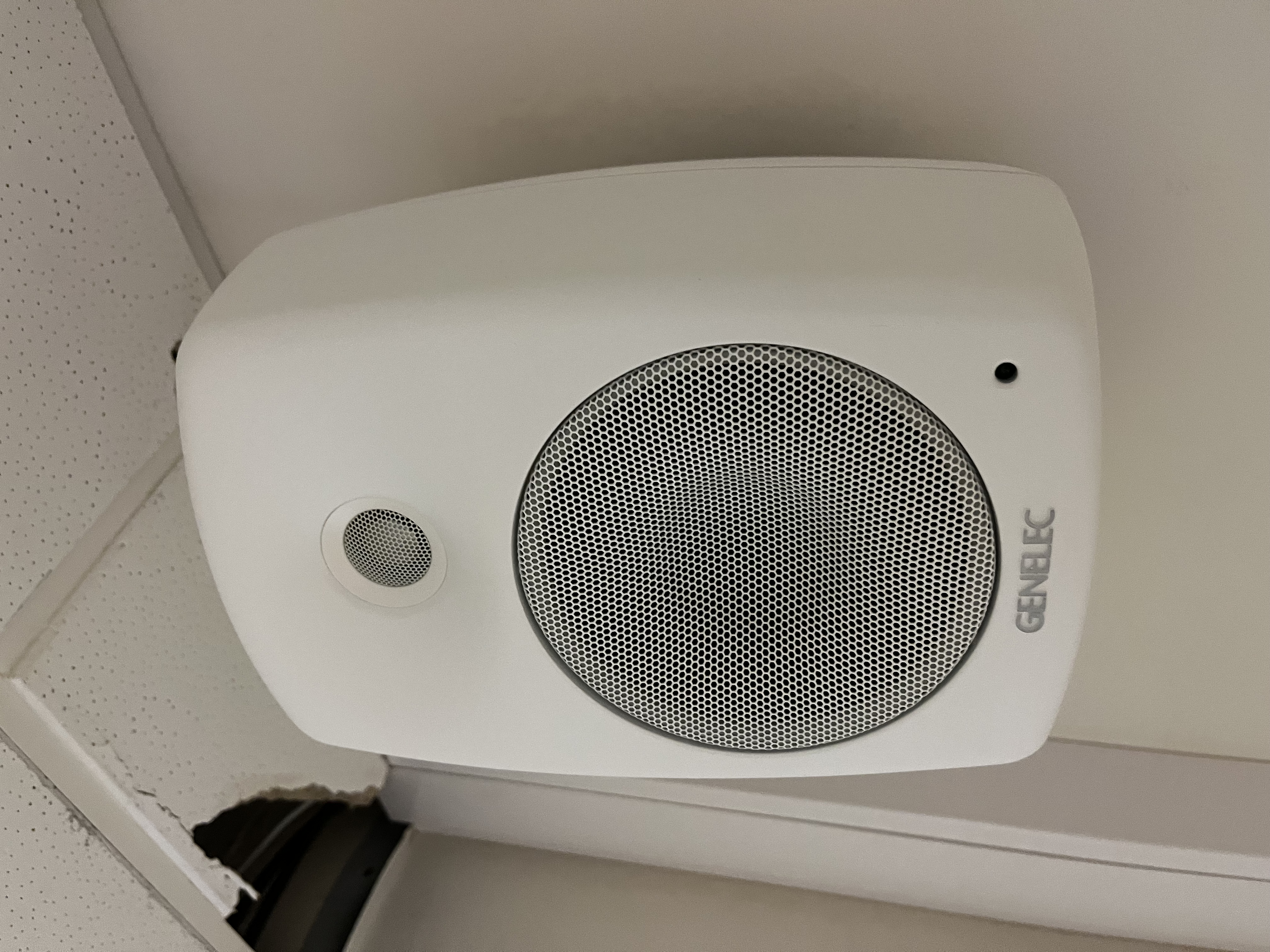SELT / SOLD Genelec 4030 hátalari með magnara 2