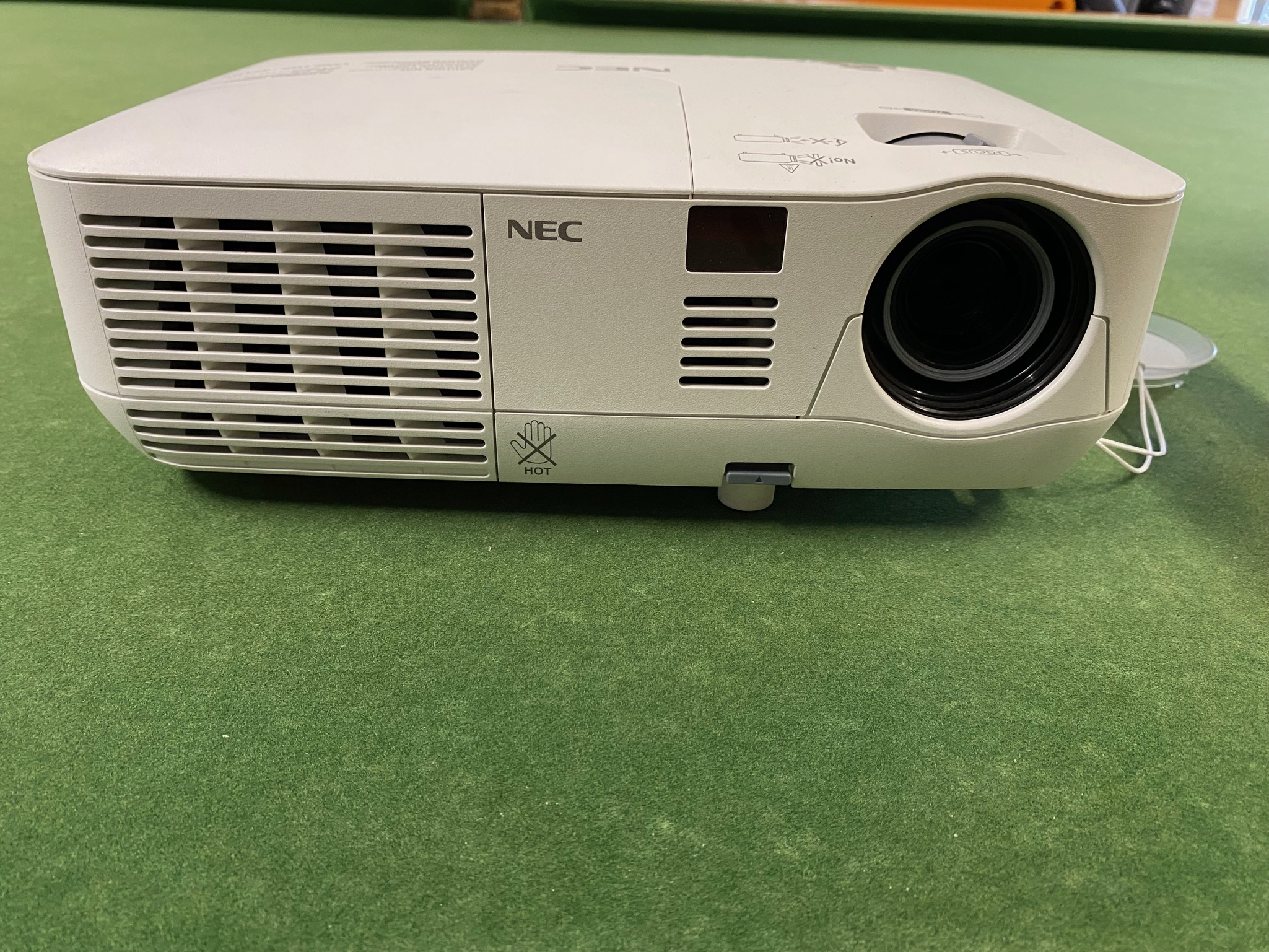 SELT / SOLD NEC V230X skjávarpi 2