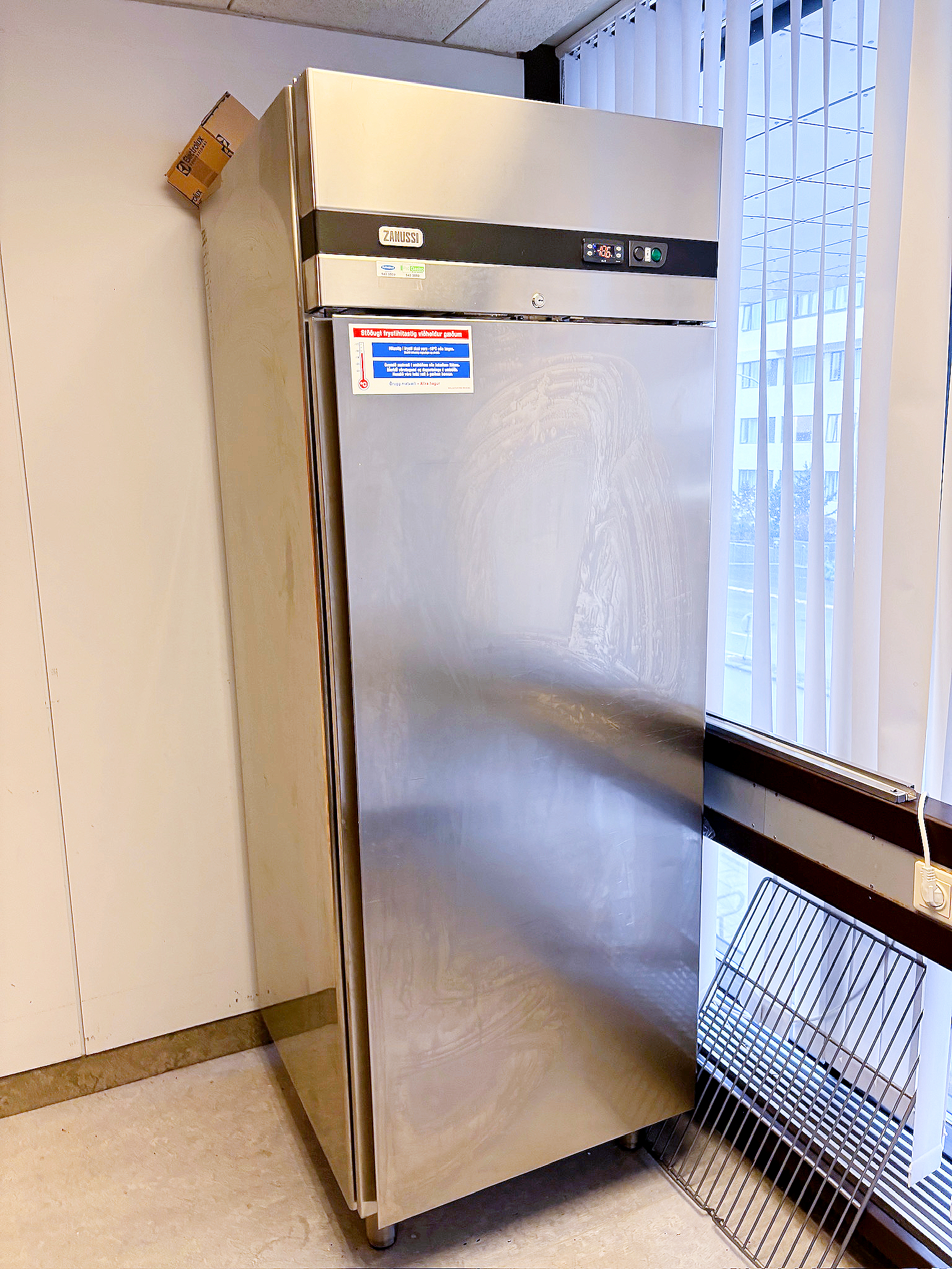 SELT / SOLD Zanussi frystiskápur, 670L, H206 x D83 x B71 sm.
