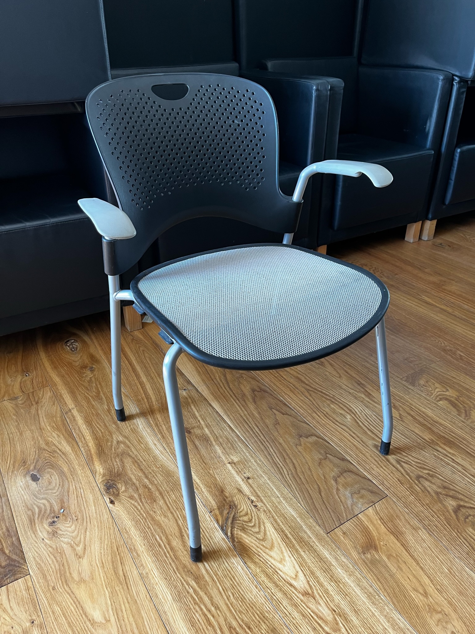 SELT / SOLD Herman Miller fundarstólar, staflanlegir 4
