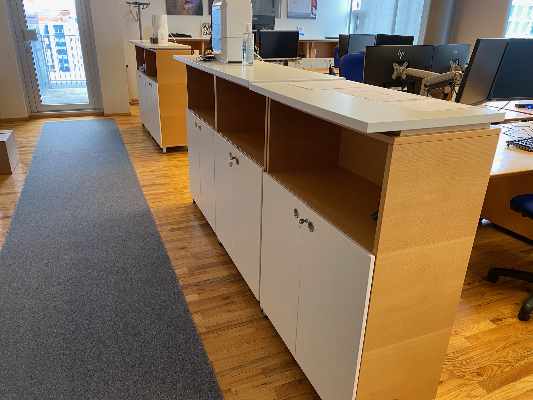 SELT / SOLD - Flottir skrifstofuskápar 2