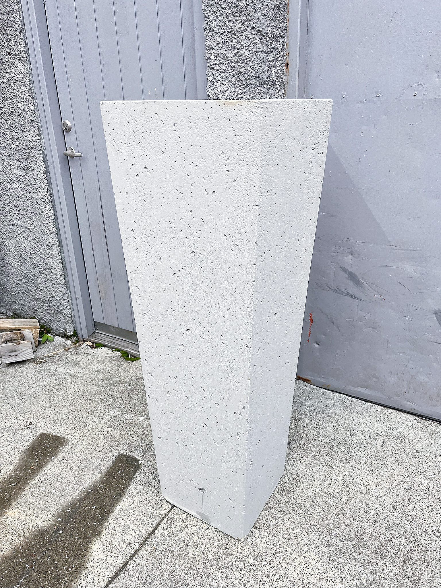 SELT / SOLD Blómapottur úr steinsteypu - B40 x L40 x H120 sm. 2 stk. til. 2