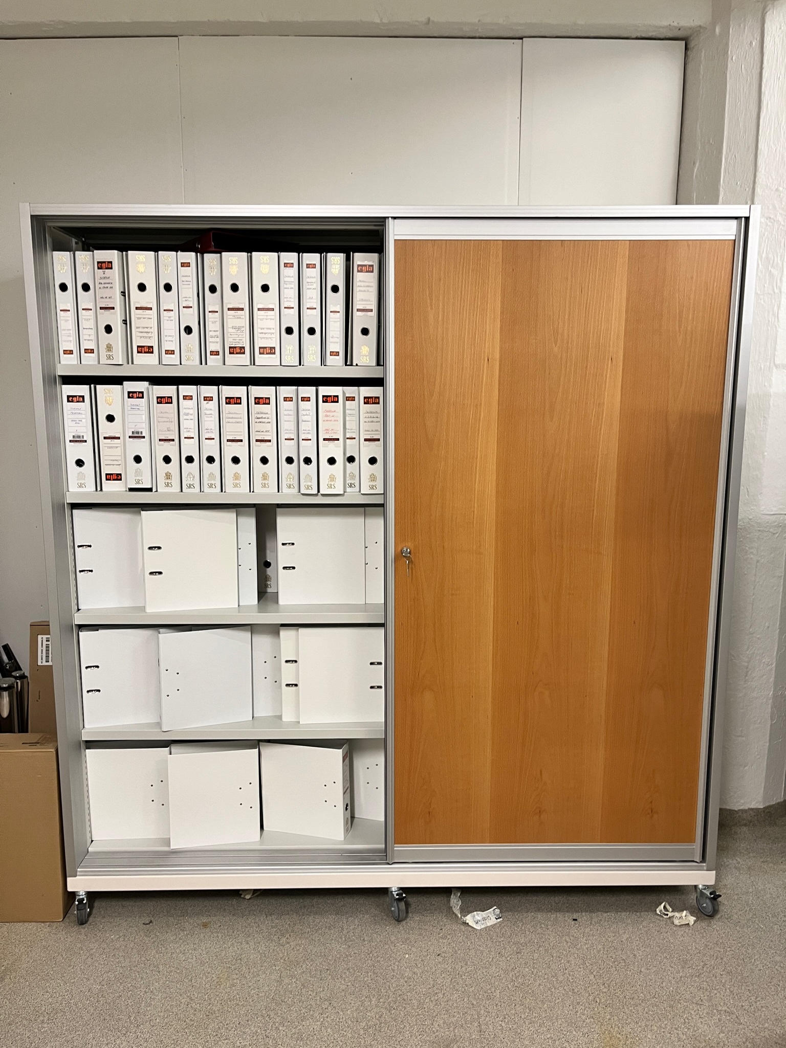 SELT / SOLD Stílhreinn skrifstofuskápur m/rennihurð á hjólum 4