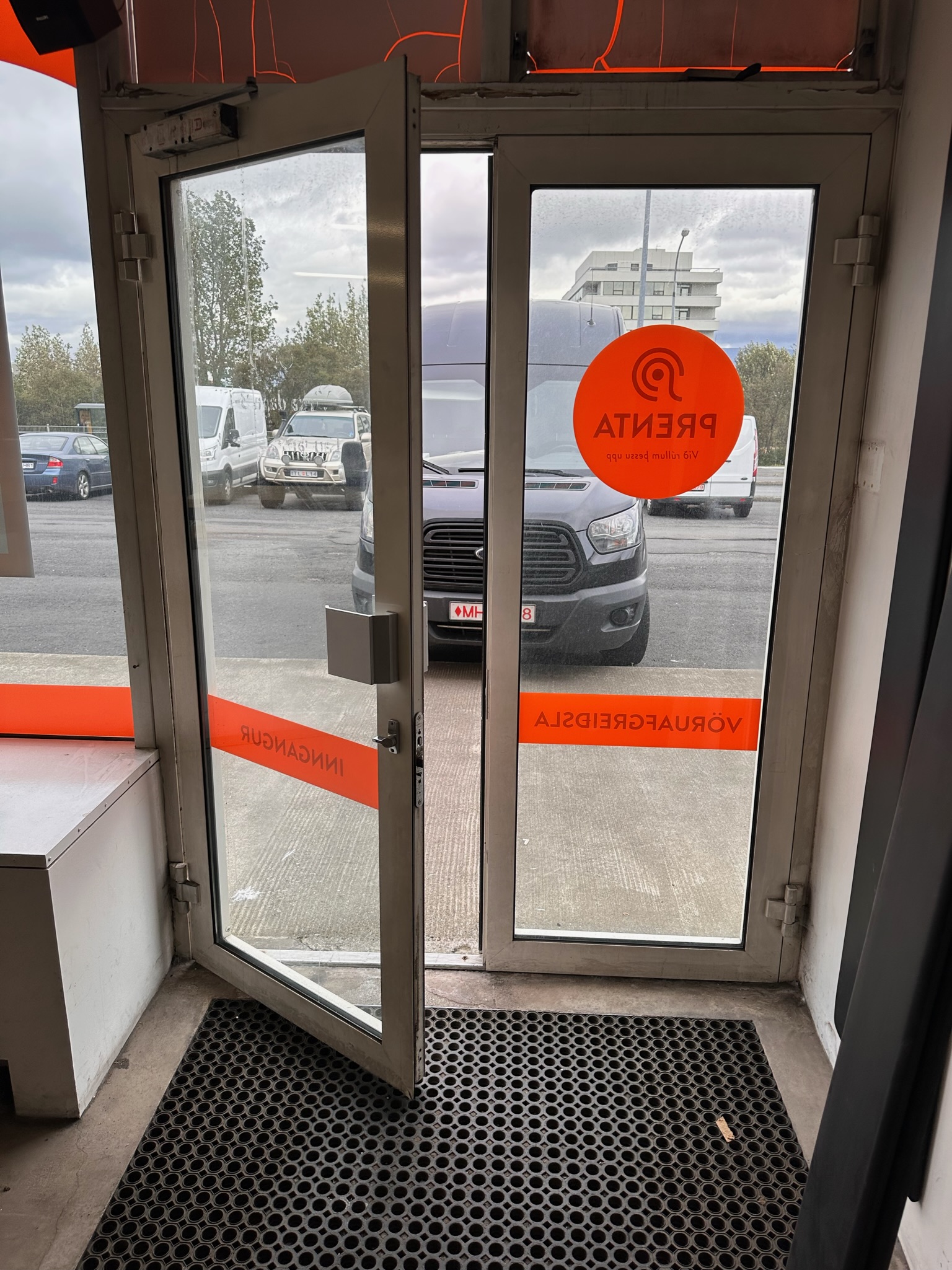 SELT / SOLD - Tvöföld hurð með pumpu - H225x B180;sm.