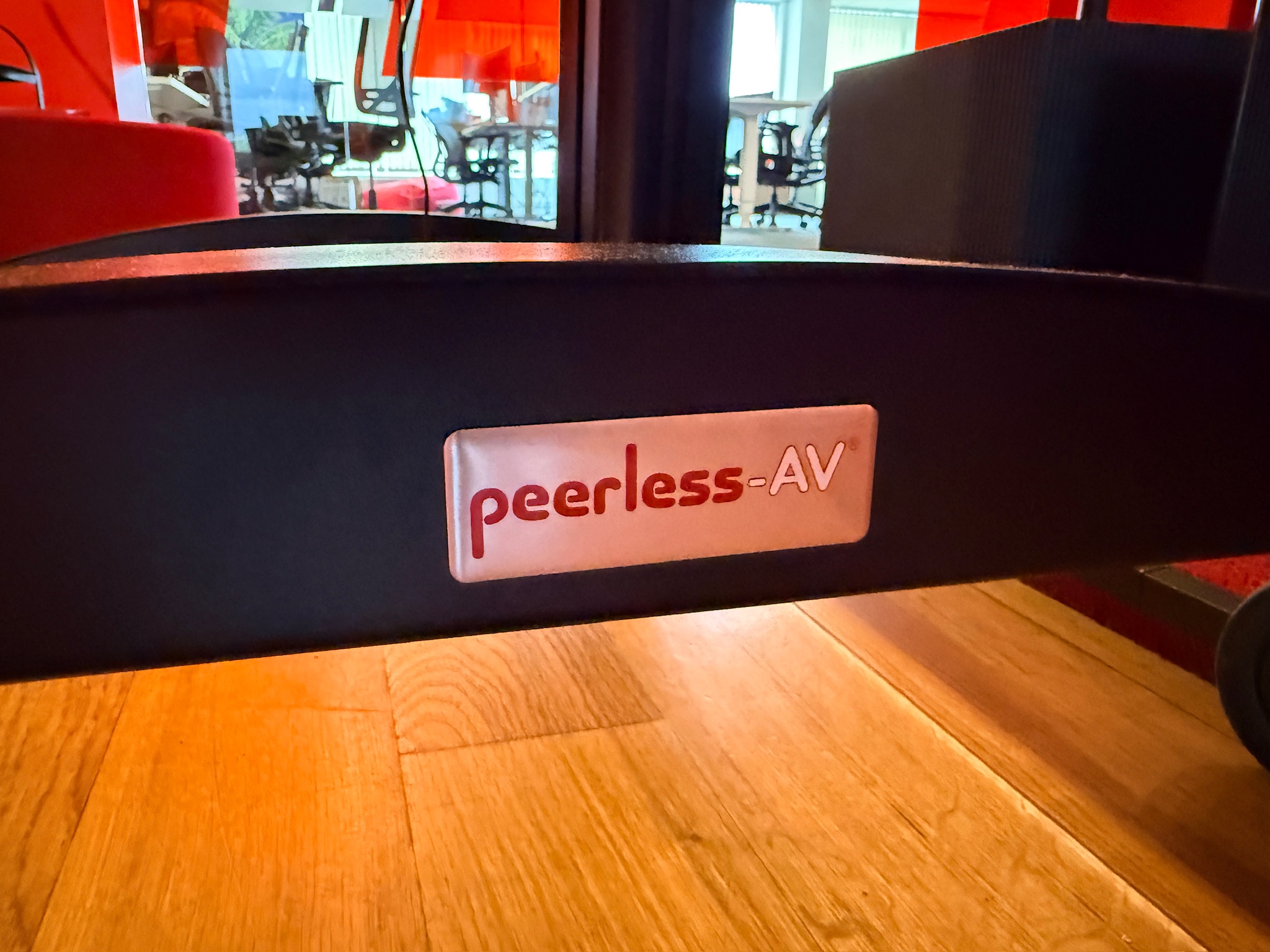 SELT / SOLD Samsung 65'' upplýsingaskjár á Peerless-AV færanlegum standi - PLAY 8