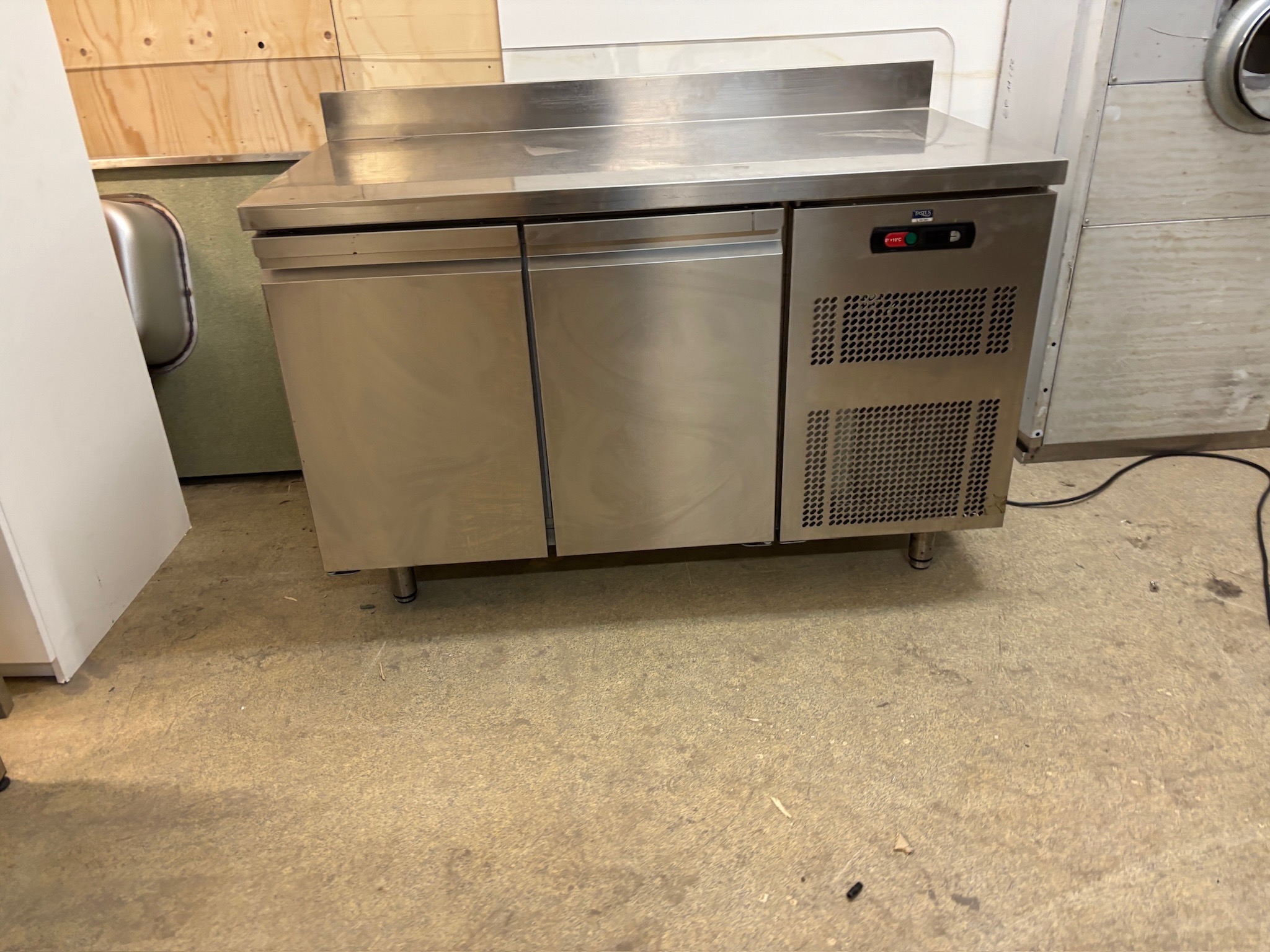 SELT / SOLD Fastus kæliborð, preppborð Breidd 135 - D70 x H85 sm. 2