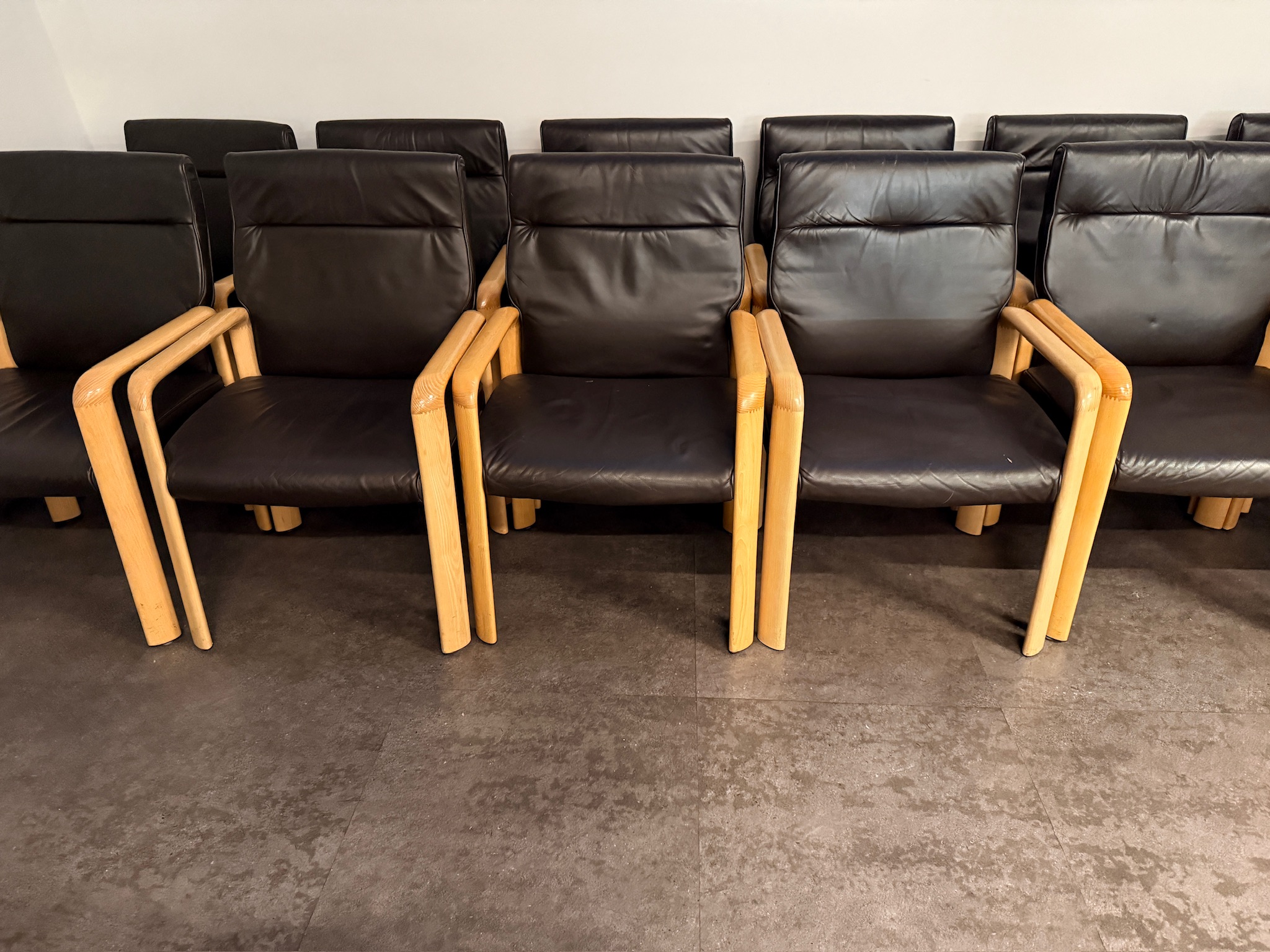 SELT / SOLD Viðarstóll með leður áklæði (12 stk.) 7
