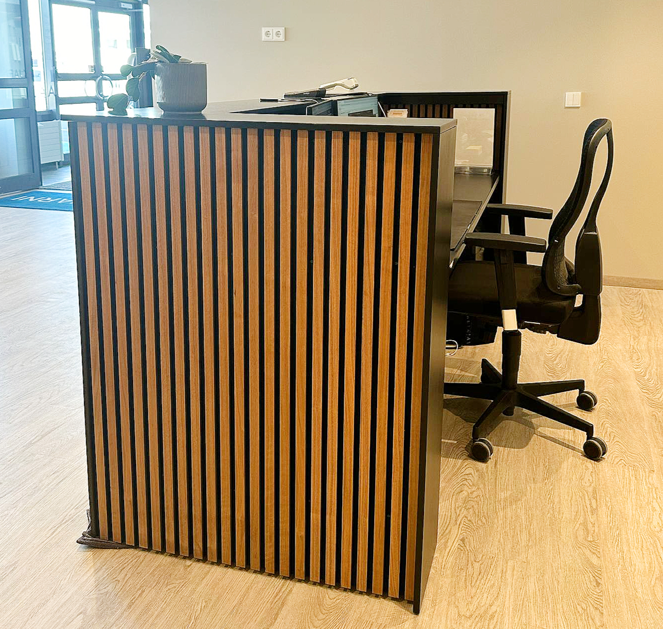 SELT / SOLD Afgreiðsluborð L: 270 cm D: 92 cm H: 116 cm 3