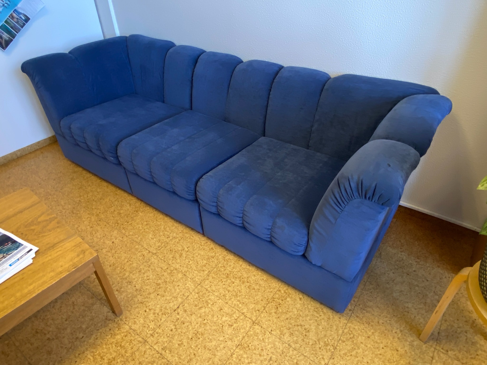 SELT / SOLD Velvet sófi, blár, 3ja sæta - Alþingi 2