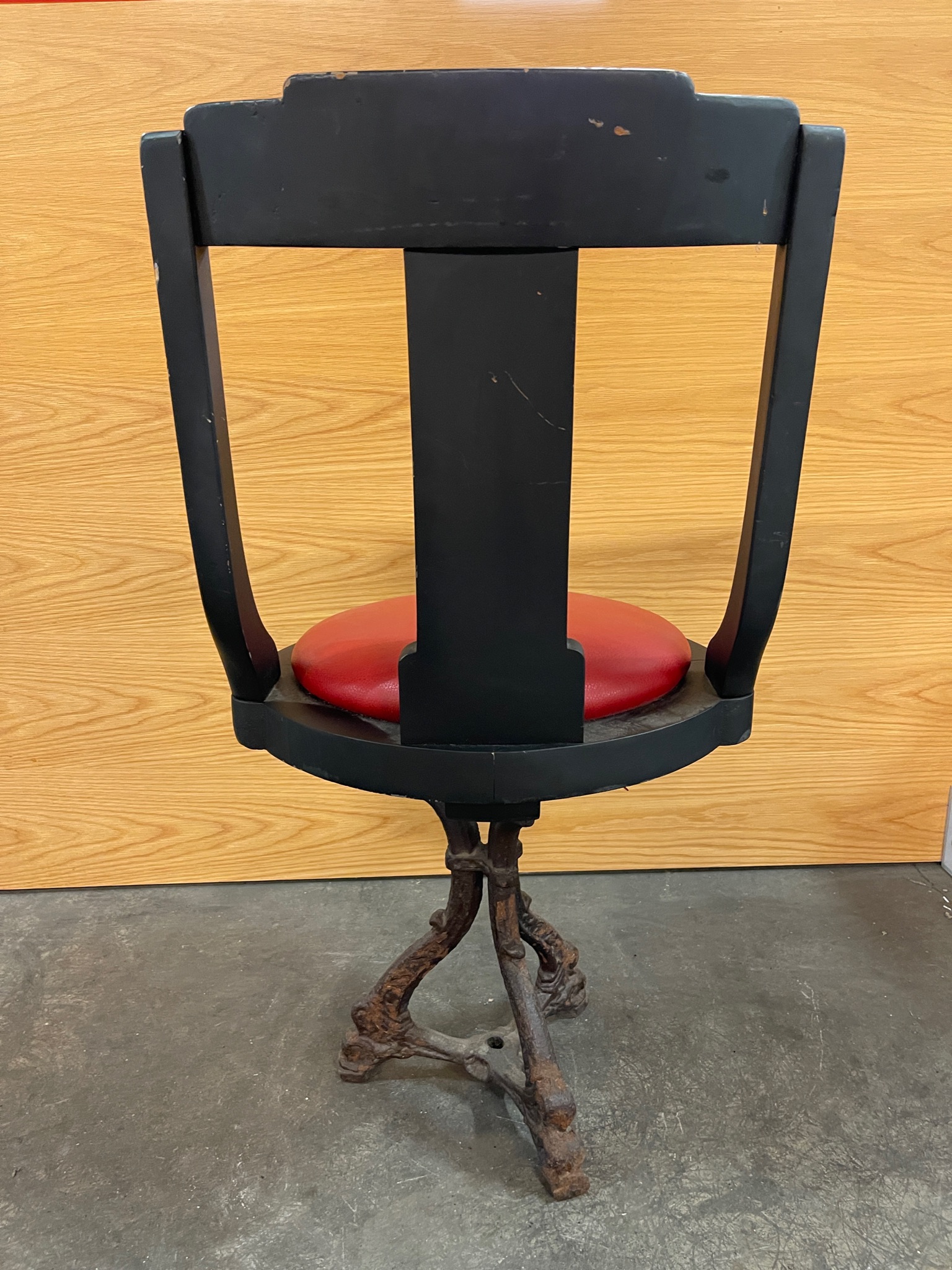 SELT / SOLD Gullfallegur snúningsstóll m. rauðri setu 8