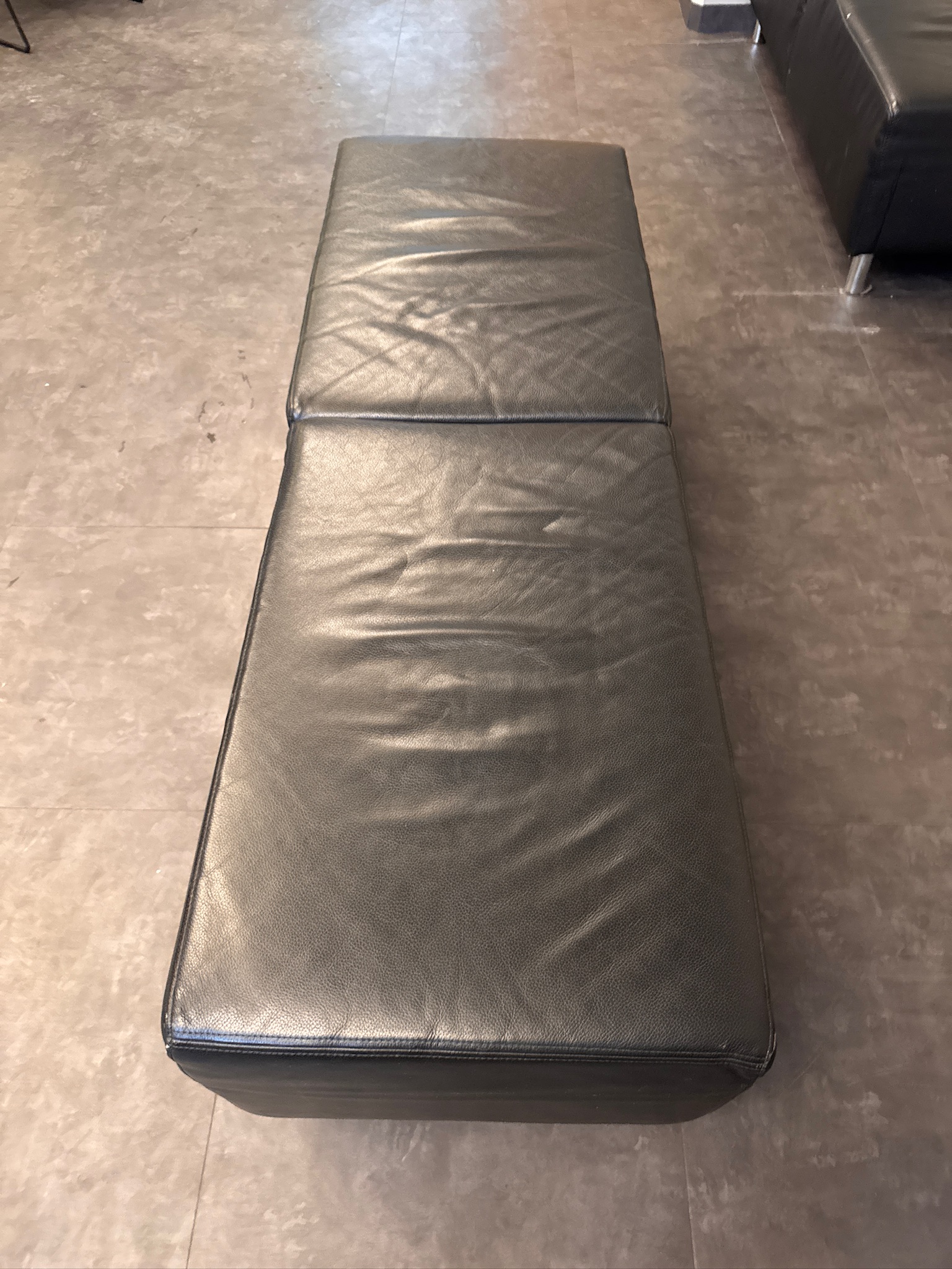 SELT / SOLD Leðurbekkur, B135xD45xH40sm. 2