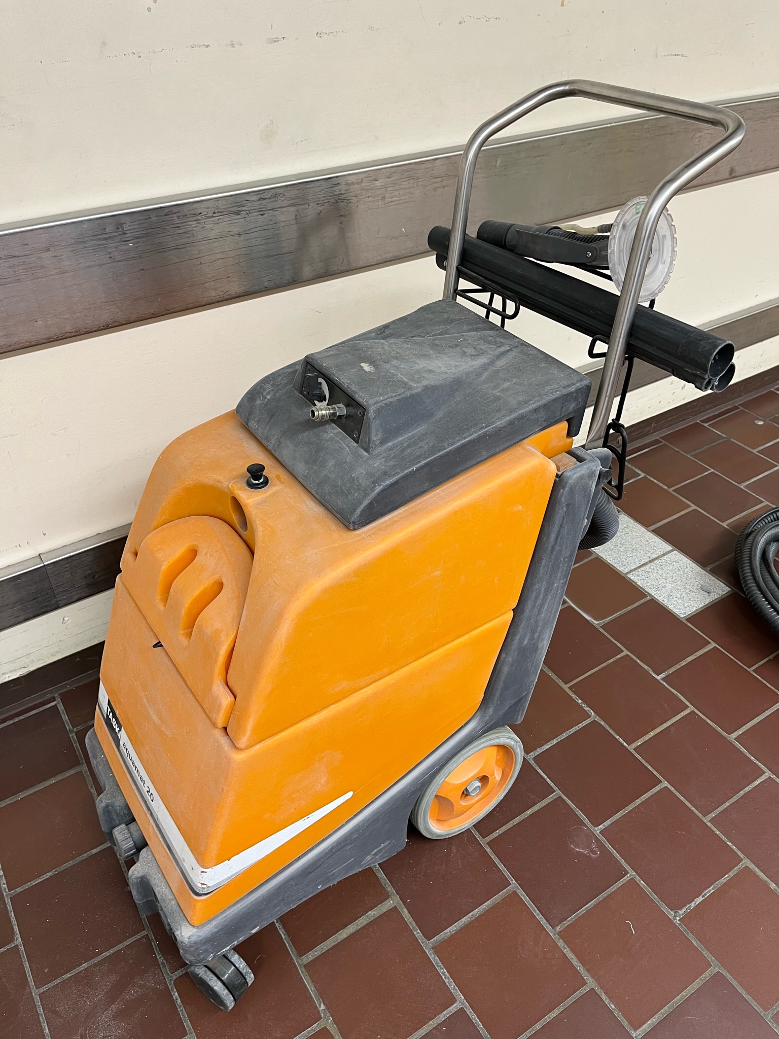 SELT / SOLD Taski AQ 20 skúringarvagn 3