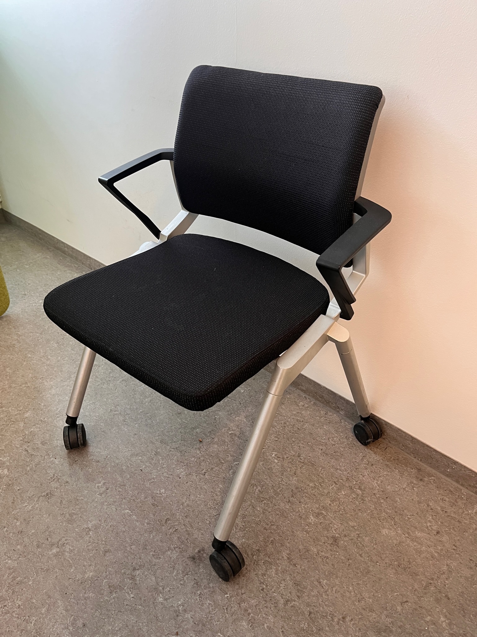 SELT / SOLD Vandaður fundarstóll með fellisetu frá Innx (5 stk.)