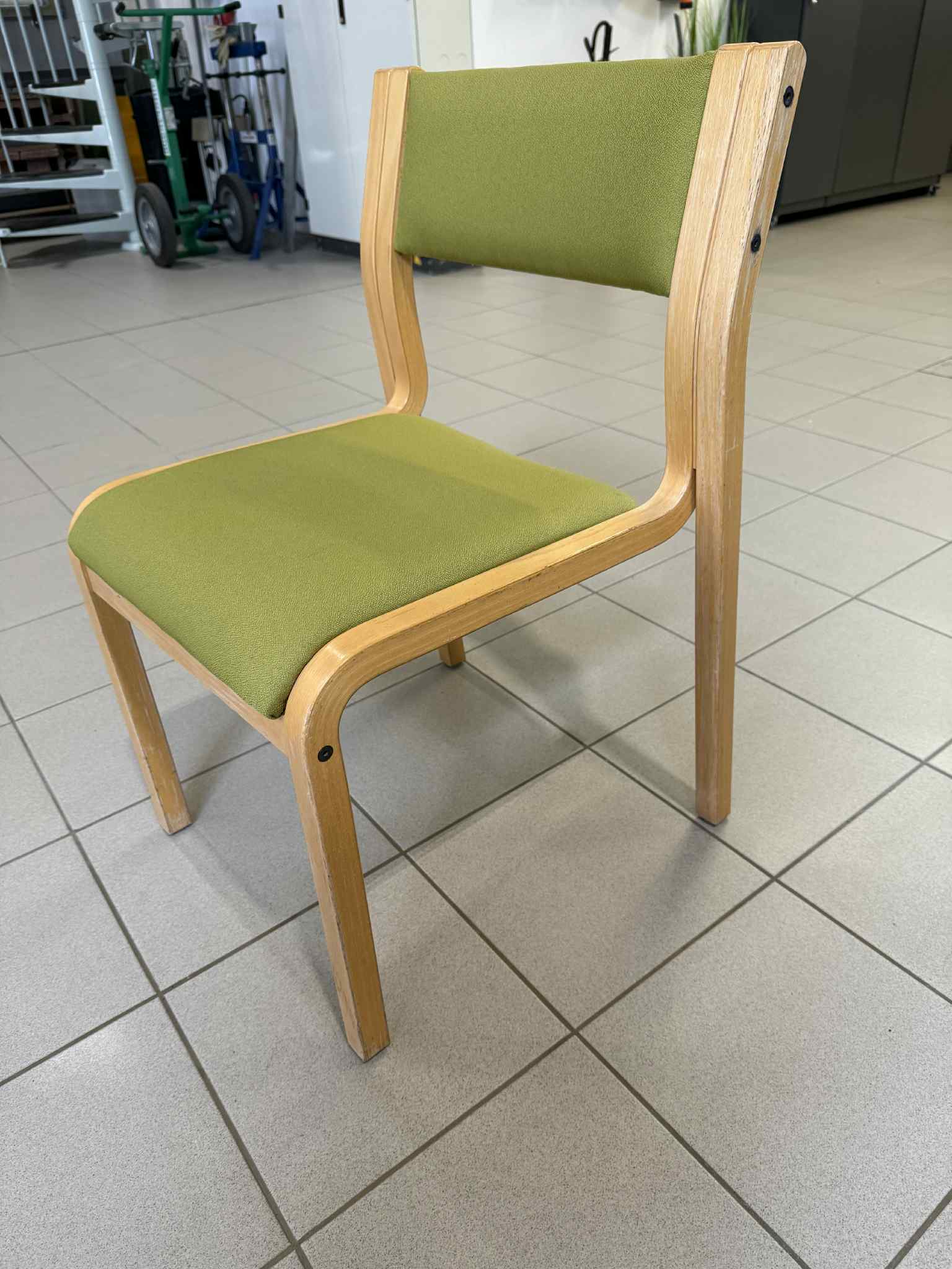 SELT / SOLD Viðartaustólar ljósgrænir staflanlegir
