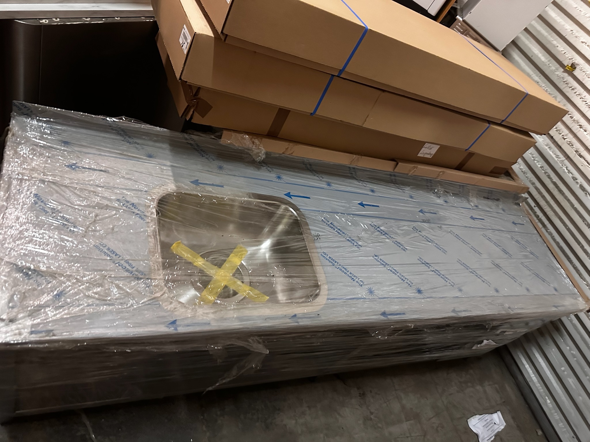 SELT / SOLD Assi upphækkanlegt rafmagnsstálborð með vask, B260xD70sm. 4