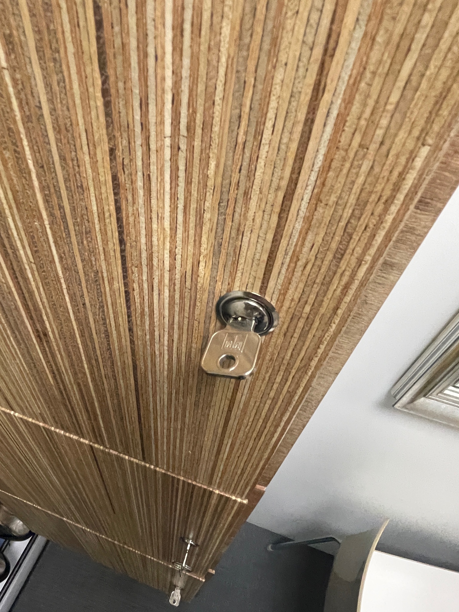 SELT / SOLD Munaskápur, 4 læsanleg hólf, sérsmíði H164 B43 D32 sm 4