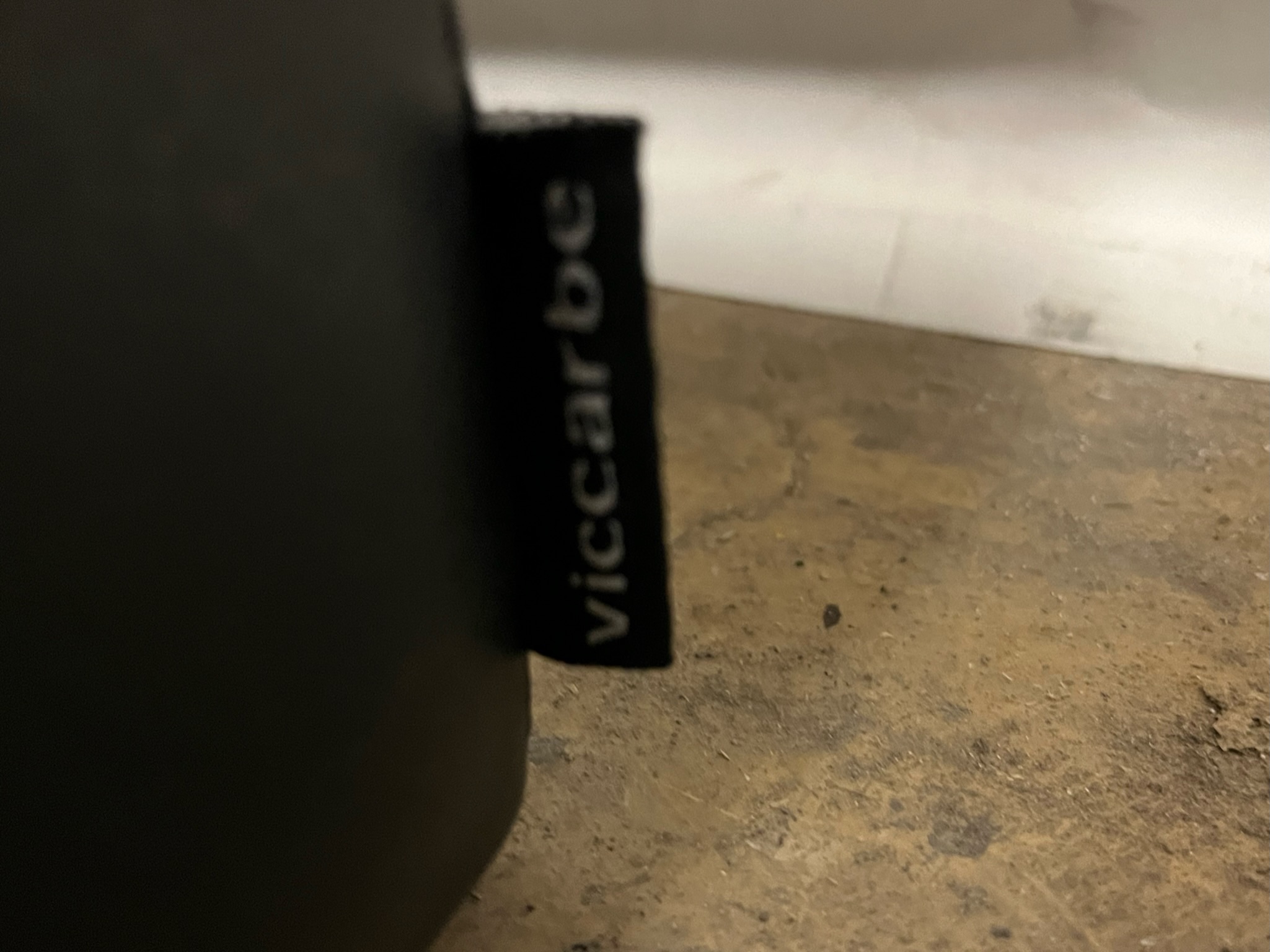 SELT / SOLD Viccarbe leðurarmstóll 5