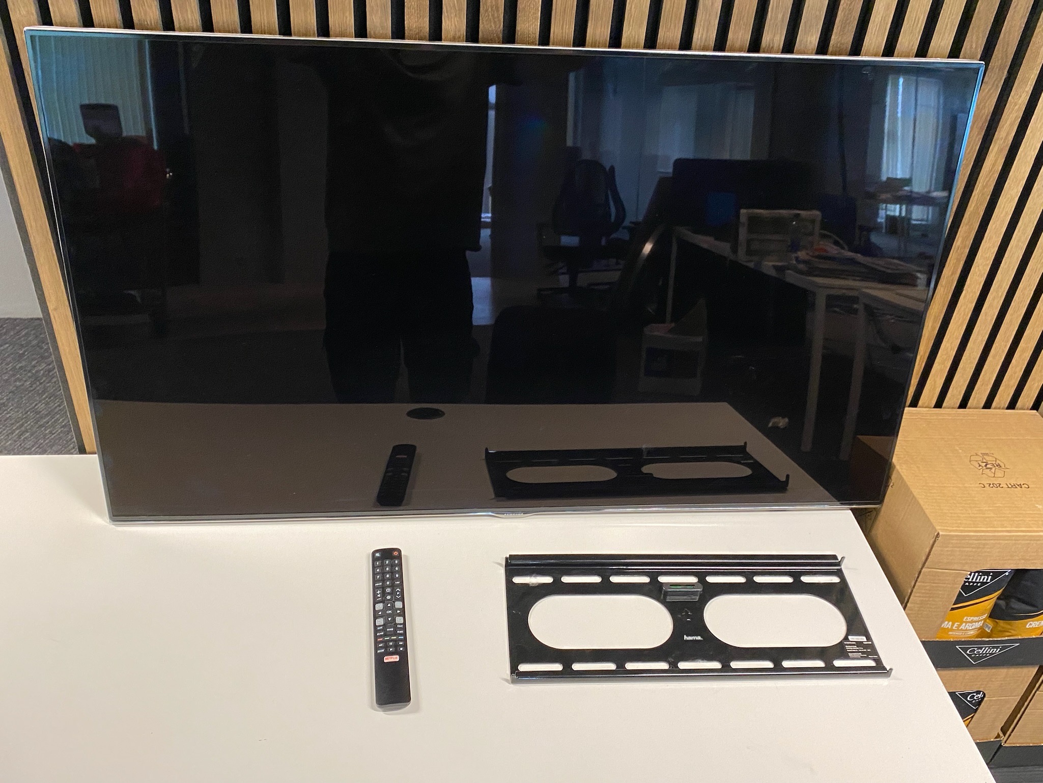 SELT / SOLD Samsung Sjónvarp 46'' með veggfestingu