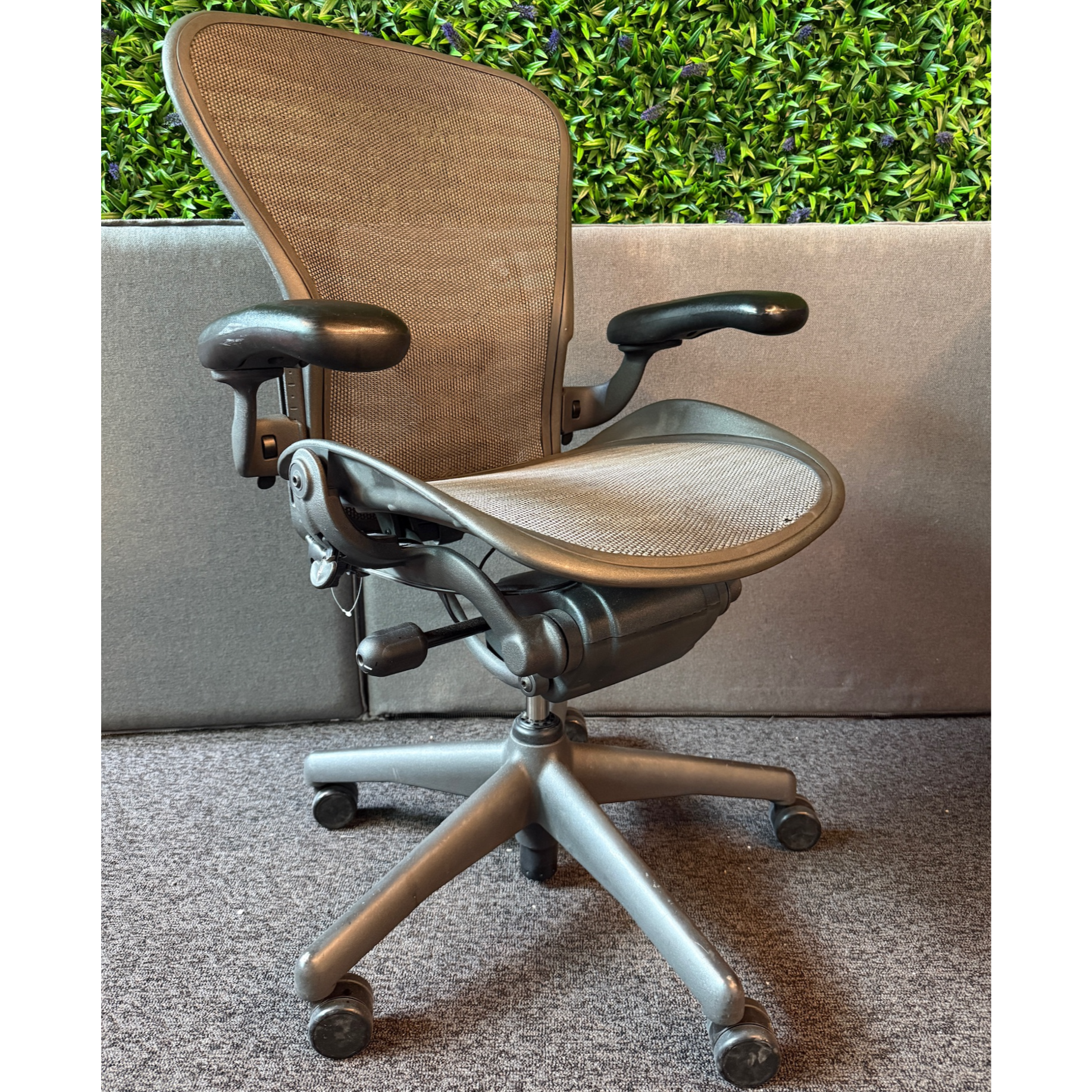 SELT / SOLD - Herman Miller Aeron með séráklæði, B stærð