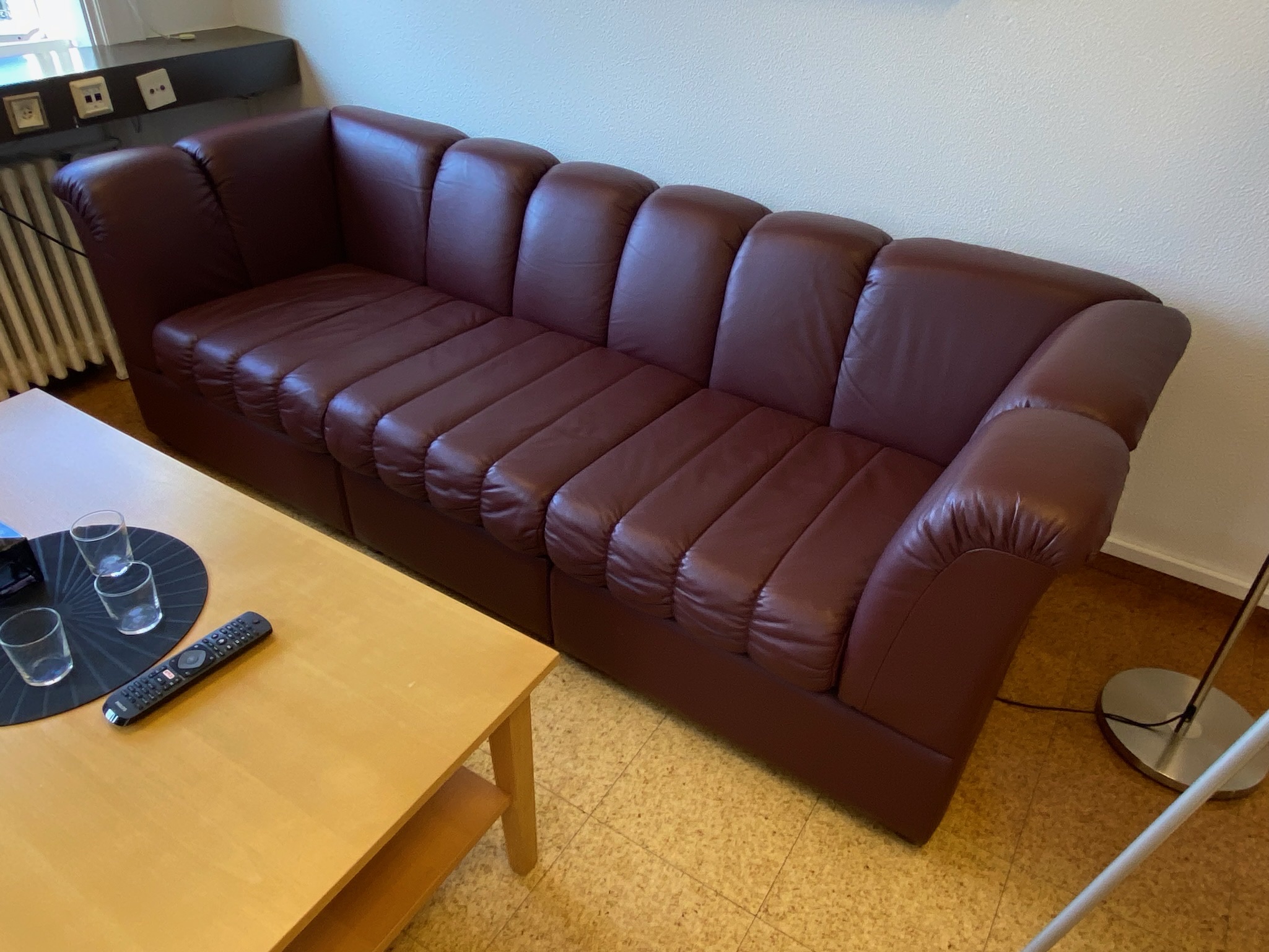 SELT / SOLD Leður sófi burgundy 3ja manna 3