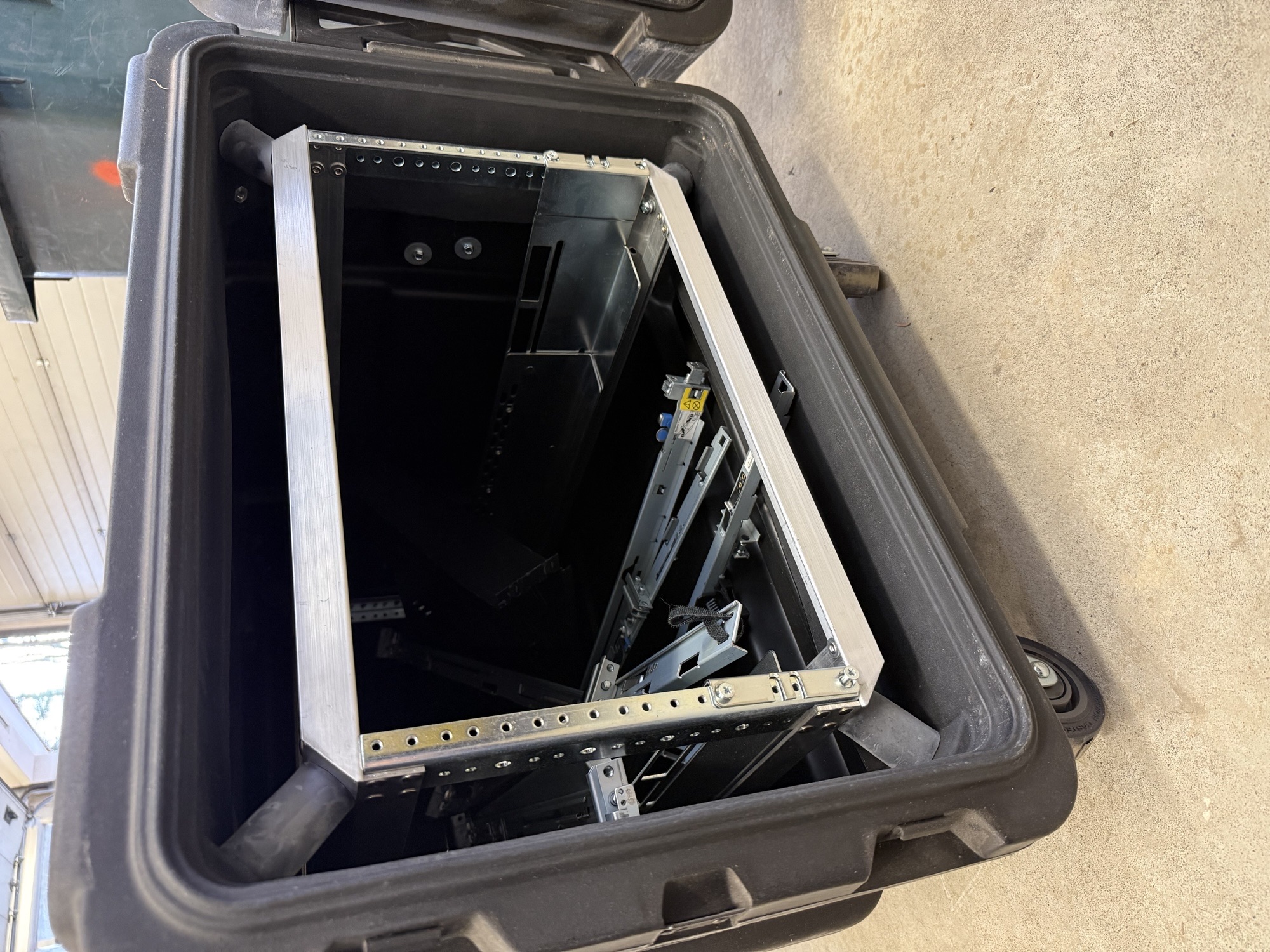 SKB flutningskassi á hjólum með rack-grind, 19'' - Selfoss