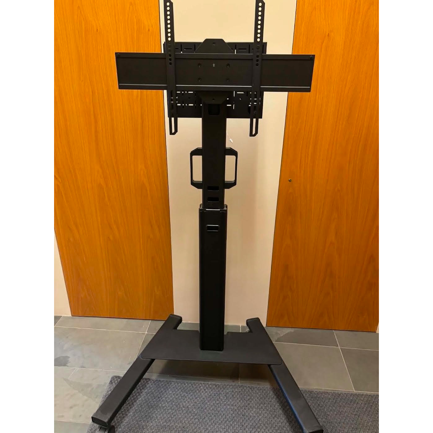 SELT / SOLD Neomounts skjástandur, 75''/70kg. - Ónotaður
