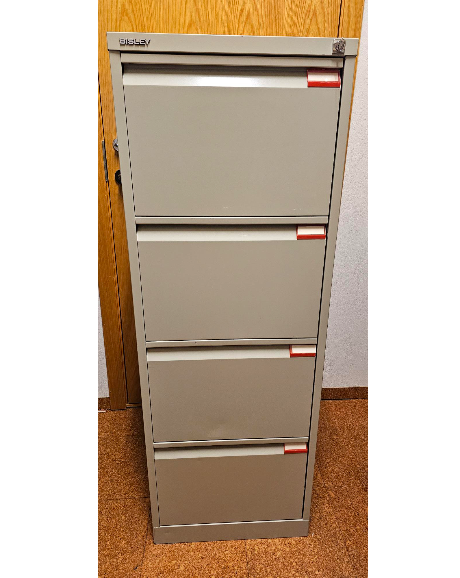 SELT / SOLD Bisley skjalaskápur með 4 skúffum, H132 x B47 x D62 sm.