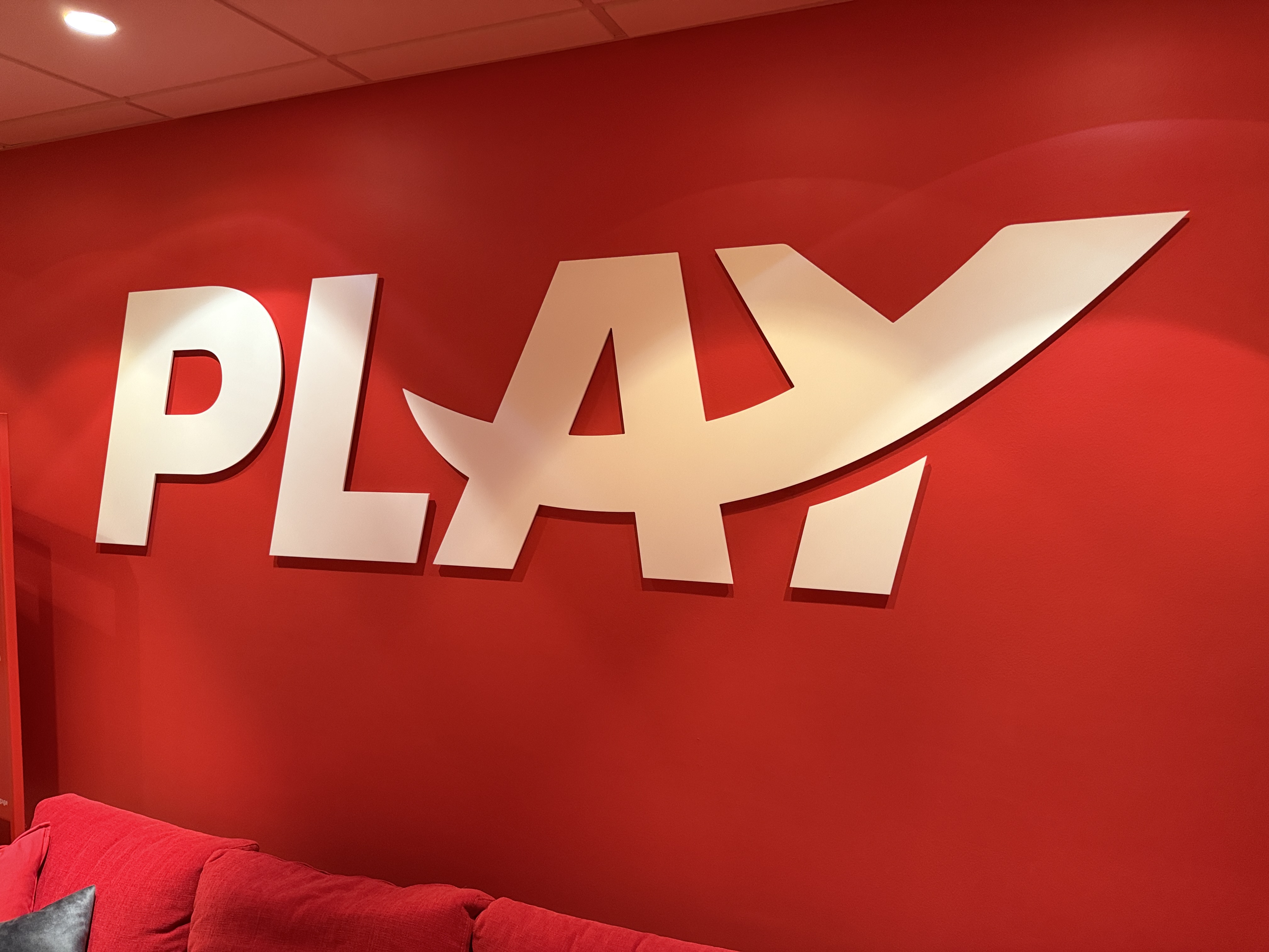 PLAY vegglogo úr frauðefni L240 x H65 sm 3