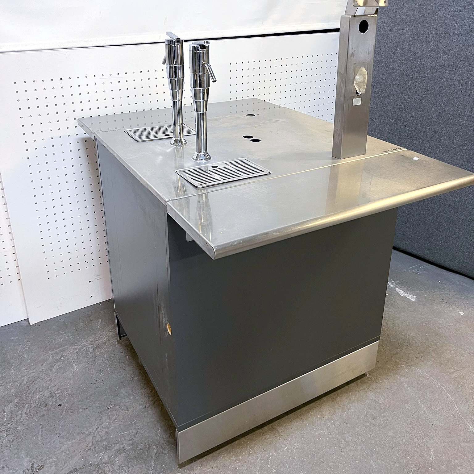 SELT / SOLD Metos drykkjarborð
