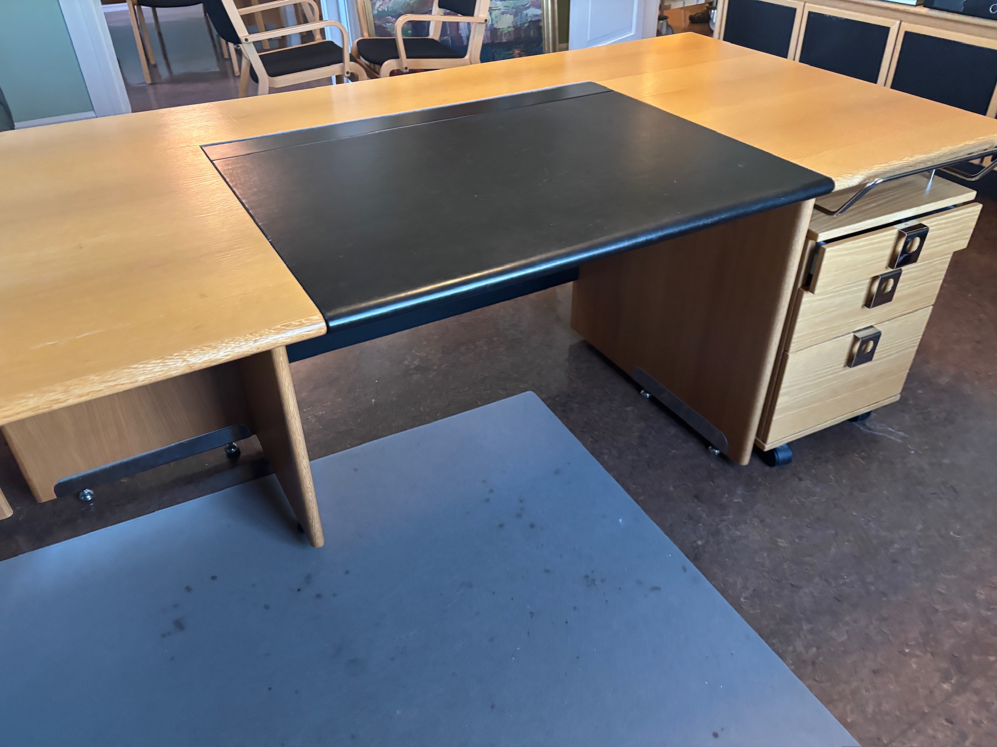 SELT / SOLD Skrifstofuborð með svörtu leðri á plötu. L200 sm - skúffuskápur 3