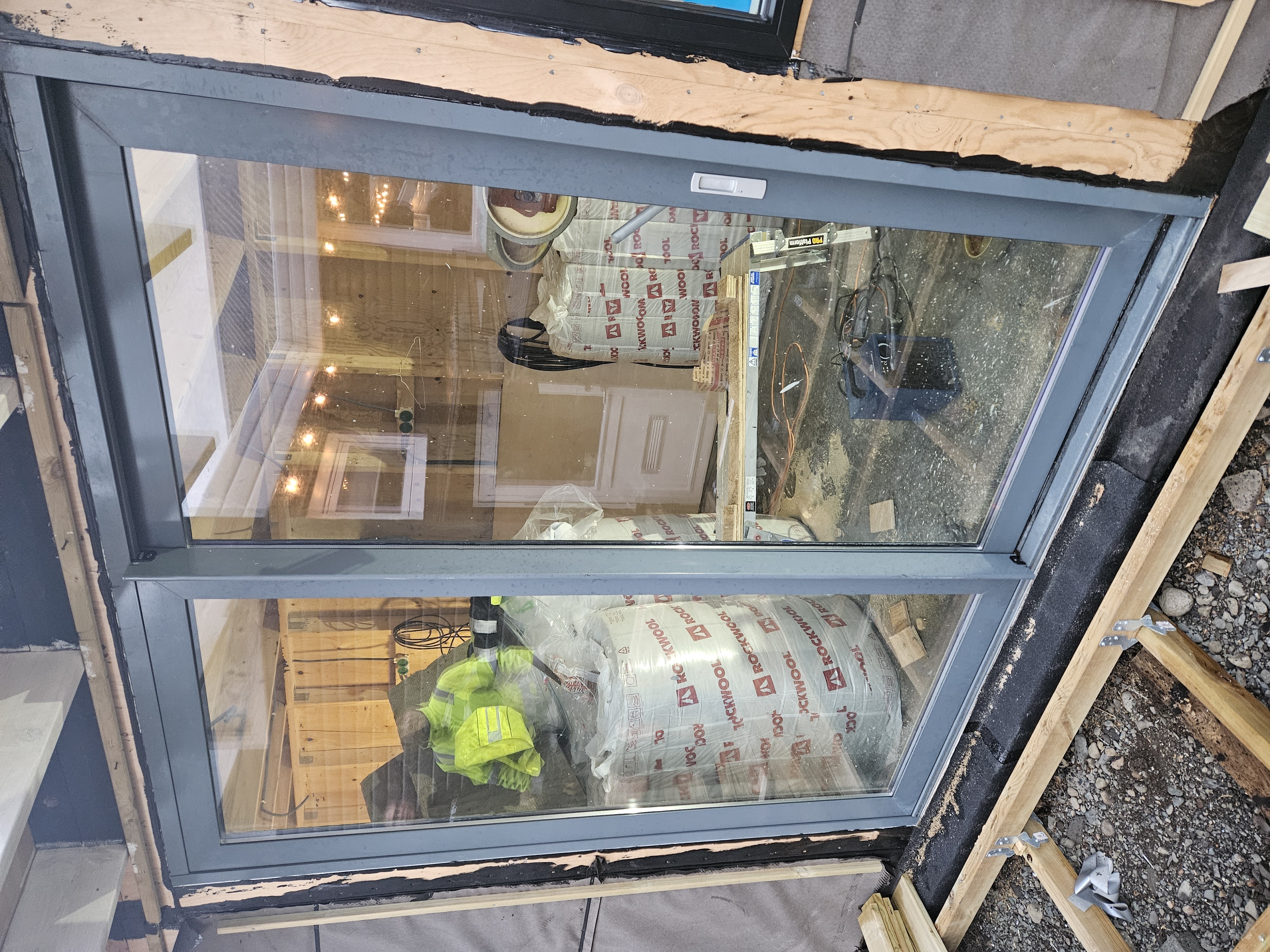 SELT / SOLD - Rennihurð - 220hæð og 2m á breidd 3