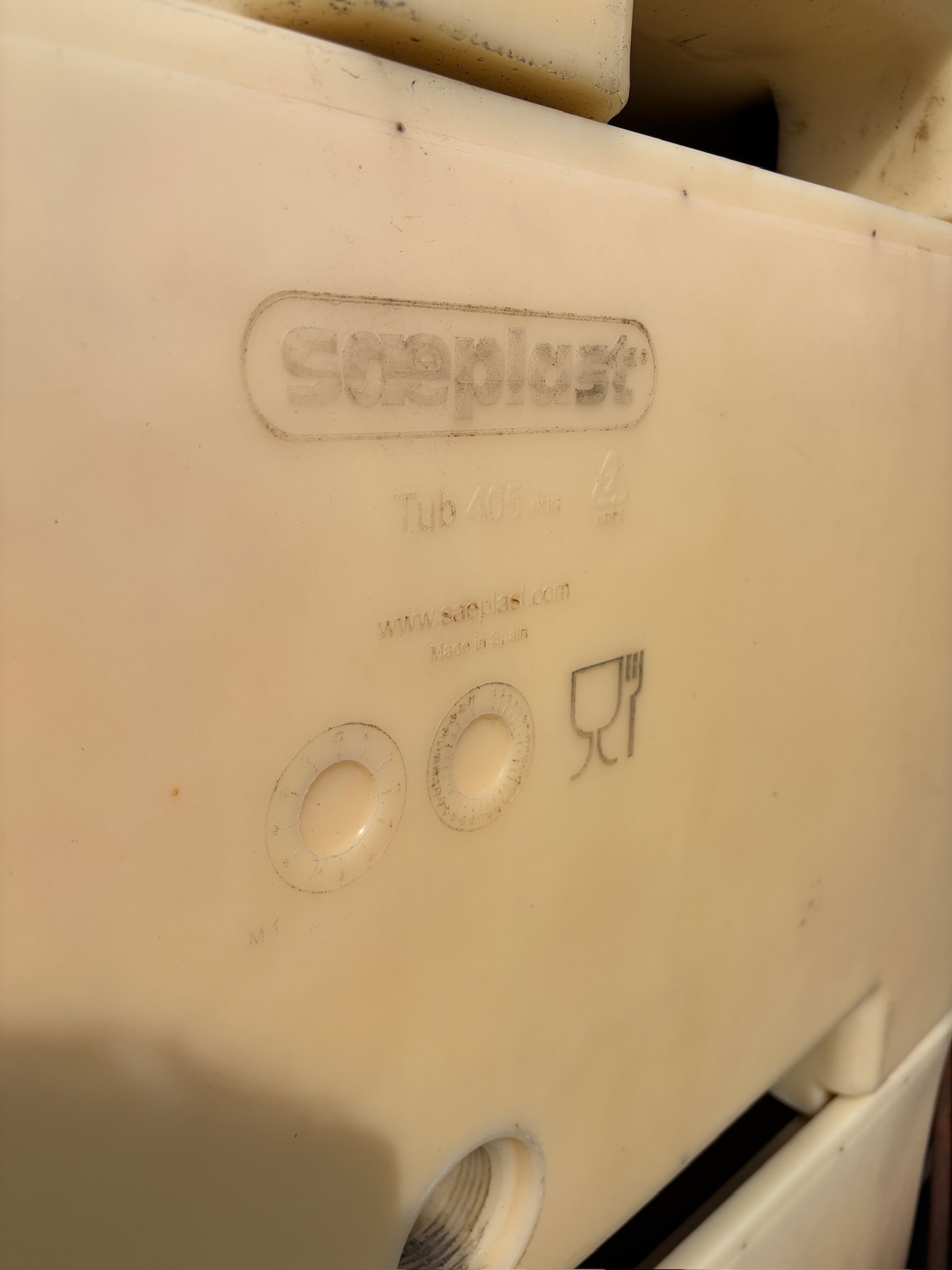 SELT / SOLD Ker frá Sæplast, 350L (3 stk.) 12