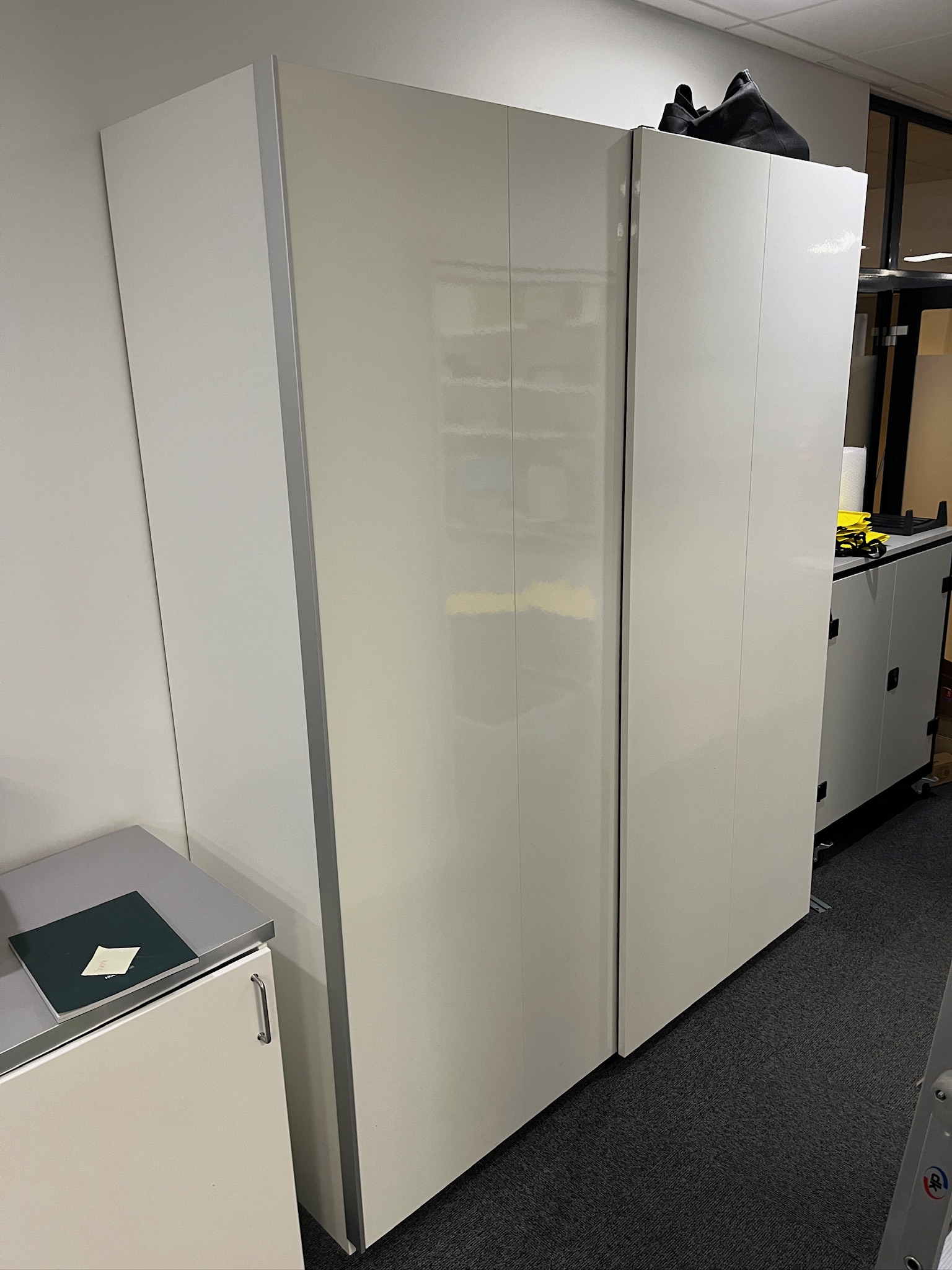 SELT / SOLD IKEA fataskápur með rennihurðum, H236 x B200 x D66 sm.